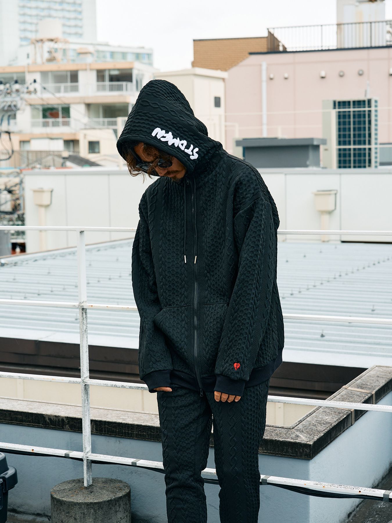 【予約品 5月8日(木) AM10時 締切】  ケーブルジャガードダブルフェイス サガラ刺繍ジップパーカー / ブラック