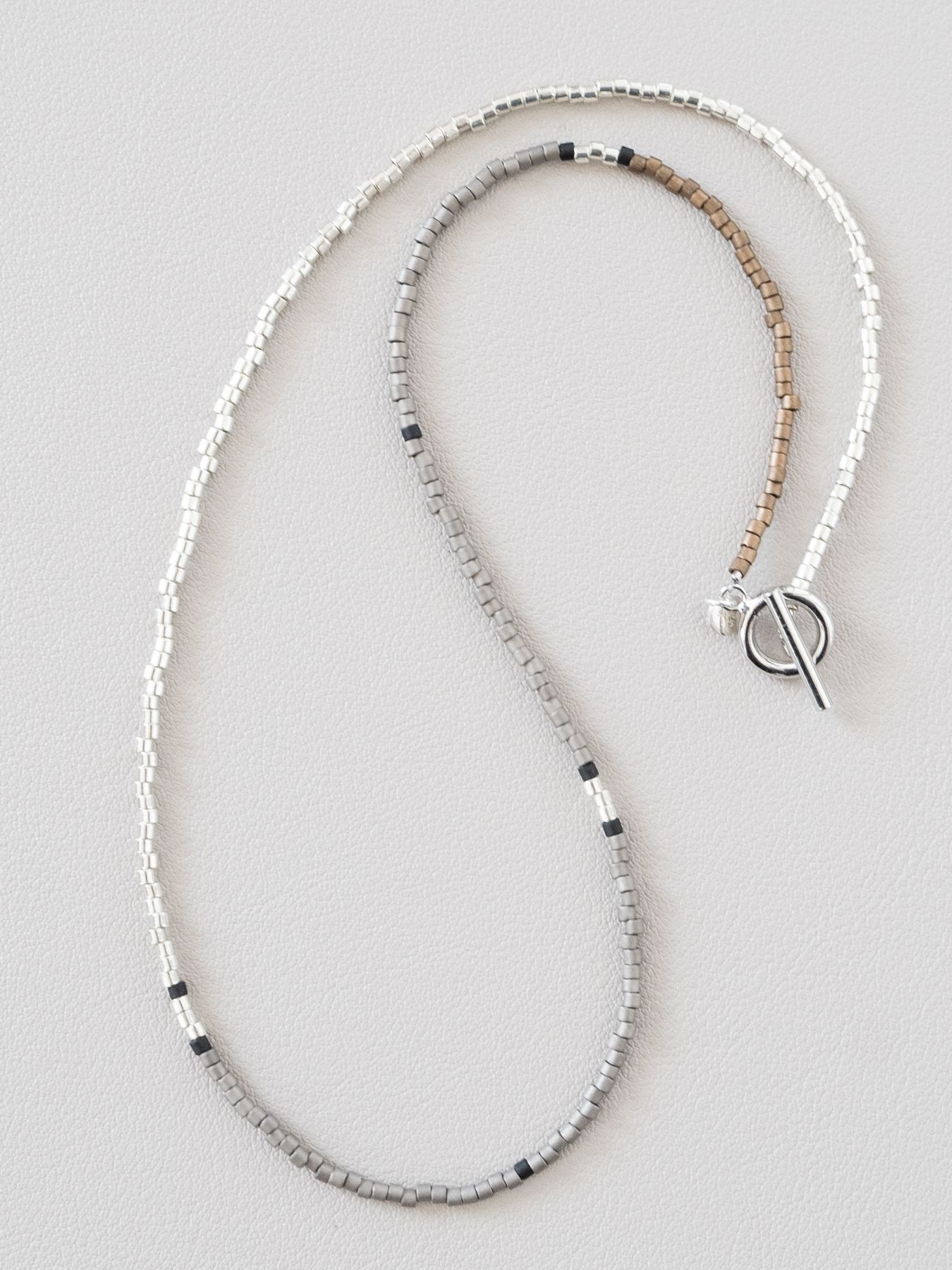 《予約品》 BEADS NECKLACE / ネックレス / グレー・シルバー 【Iroquois.SENTI】