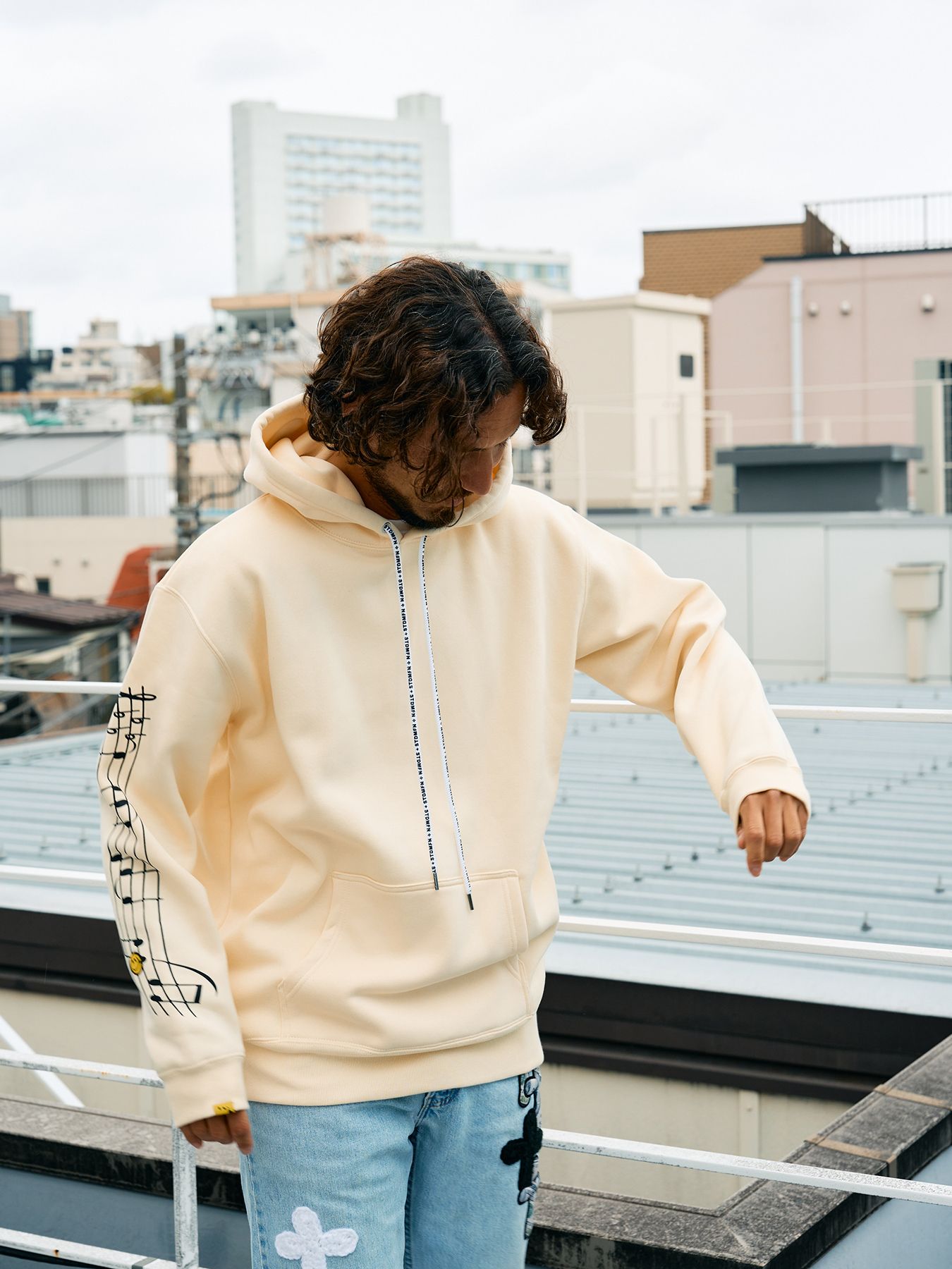 【予約品 5月8日(木) AM10時 締切】 TC裏毛起毛 リリックリボン&MUSICプリントハートサガラパッチワーク プルオーバー パーカー / ナチュラルベージュ