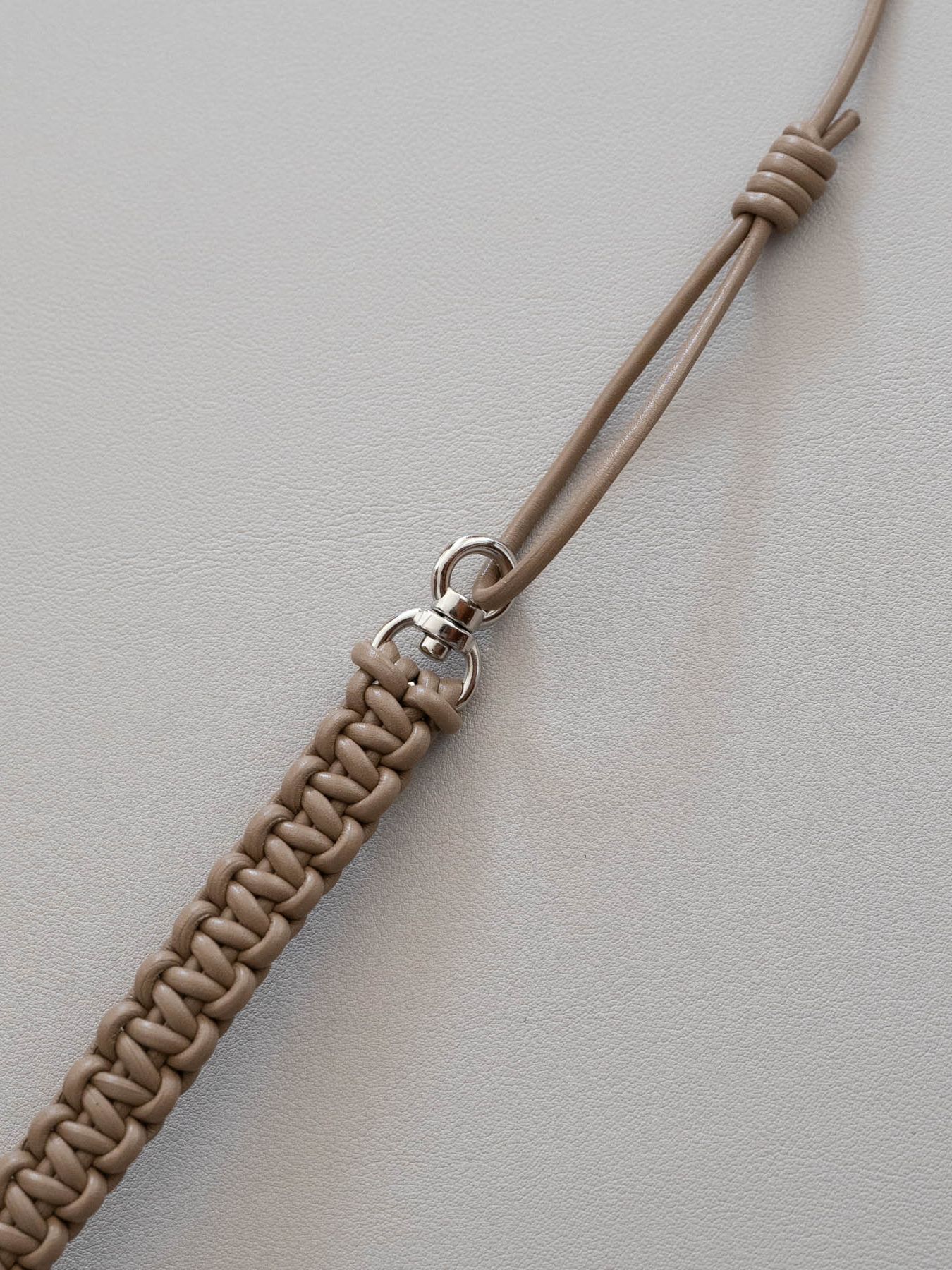 《予約品》 LEATHER BRAID MULTI STRAP / ネックストラップ / キャメル 【Iroquois.SENTI】