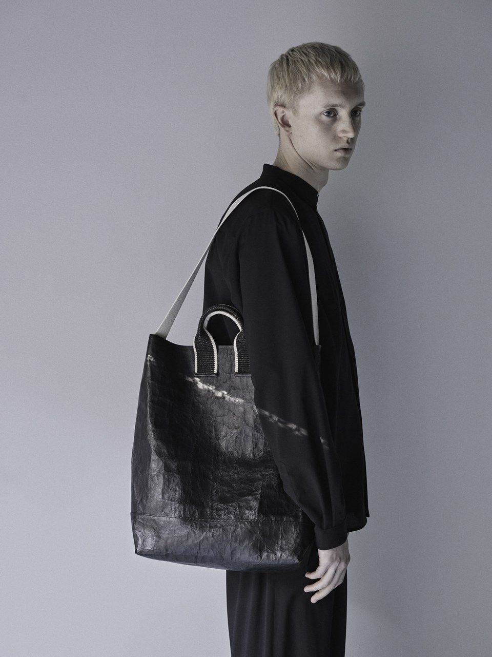 《予約品》 Dyneema® Leather トートバッグ  / ブラック / 即納