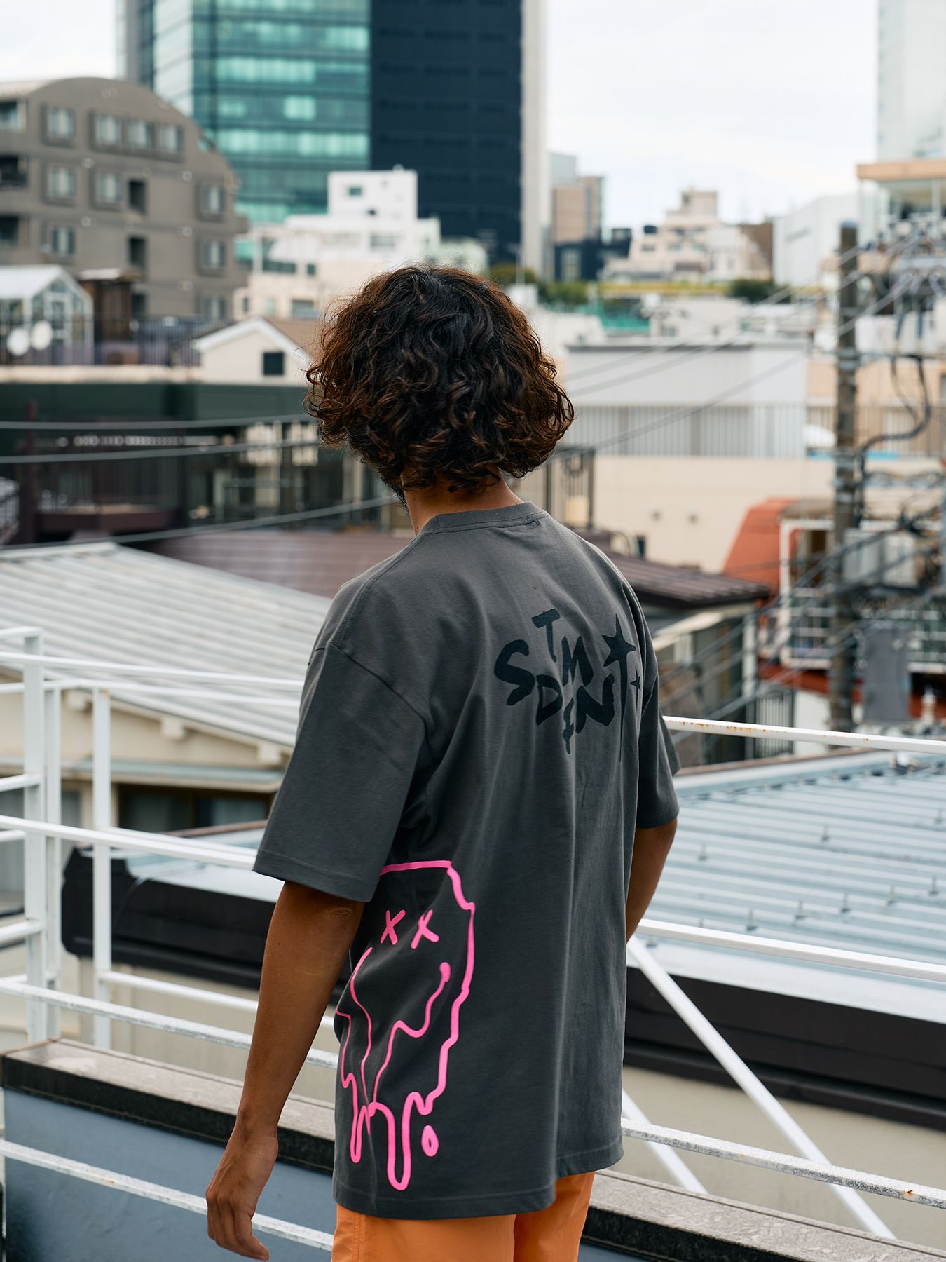 【予約品 10月16日(木) 締切】5.6ozコットン天竺 クレジットシークイン&ドリップスマイル SSシャツ / ダークグレー