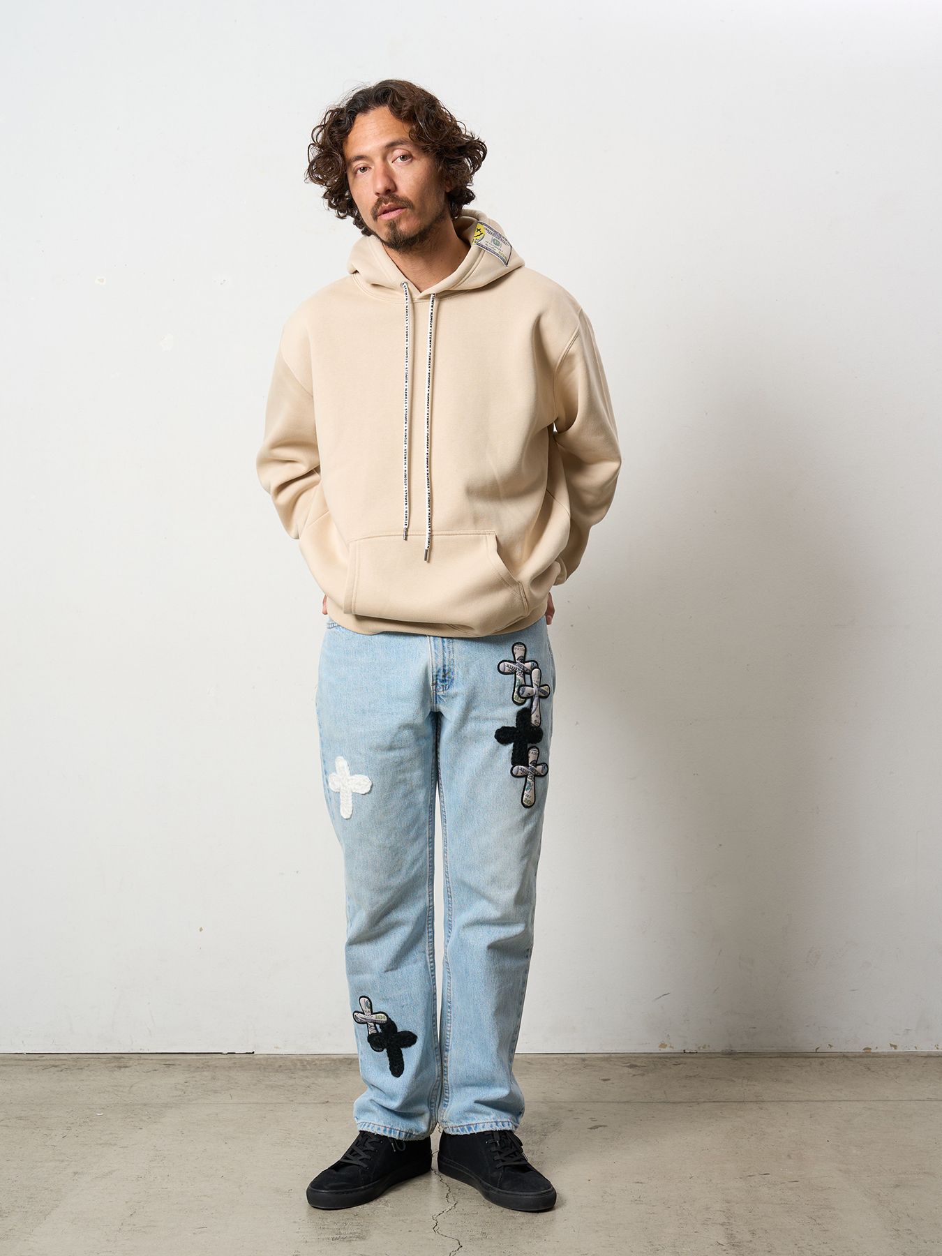 【予約品 5月8日(木) AM10時 締切】 TC裏毛起毛 ラベル&スマイル発泡プリントマルチパッチワーク プルパーカー / ベージュ