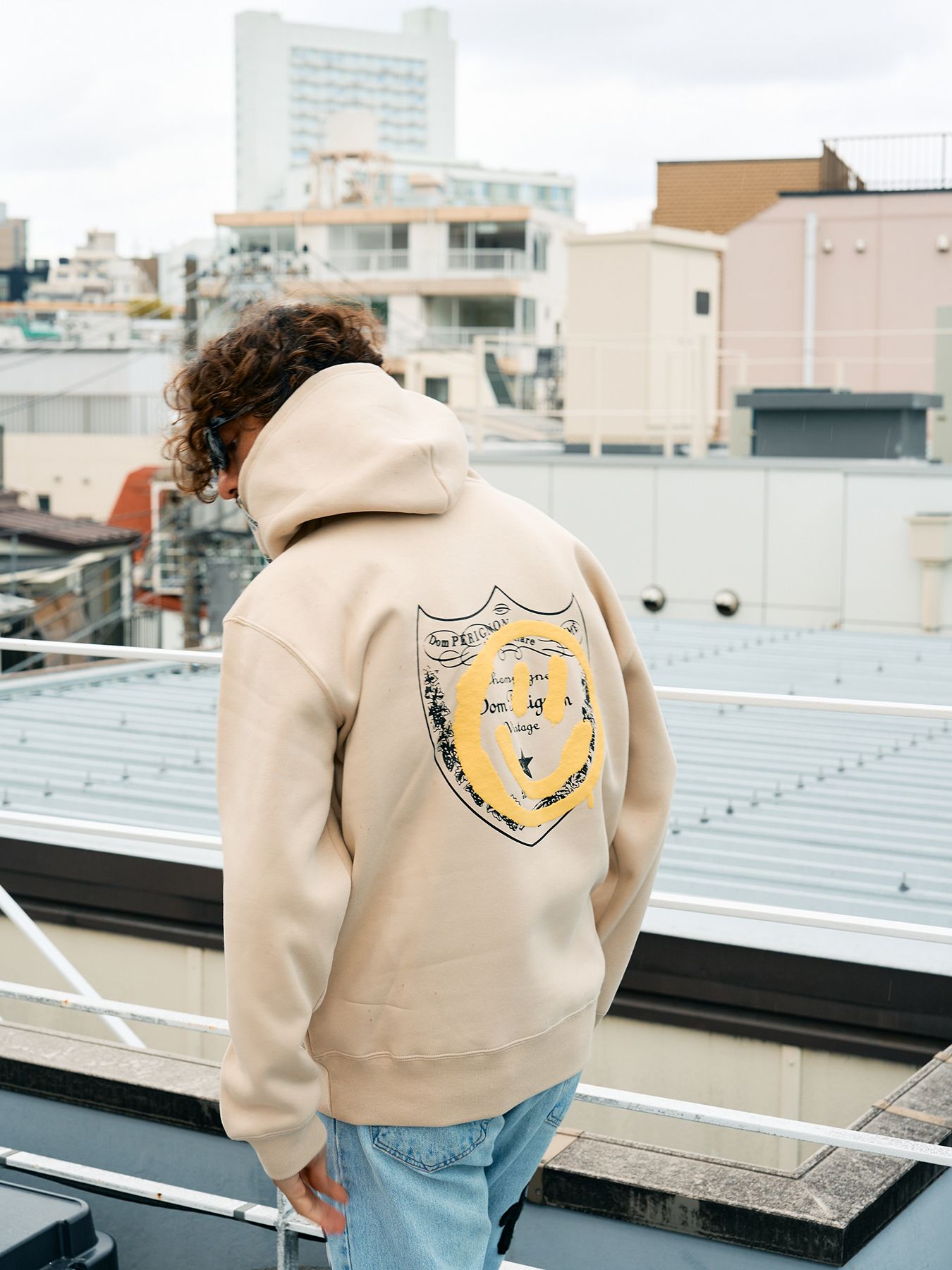 【予約品 5月8日(木) AM10時 締切】 TC裏毛起毛 ラベル&スマイル発泡プリントマルチパッチワーク プルパーカー / ベージュ