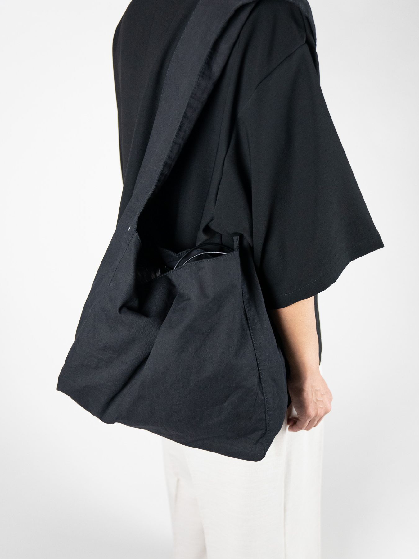 LEATHER CORD SHOULDER BAG / ショルダーバッグ / ブラック 【Iroquois.SENTI】