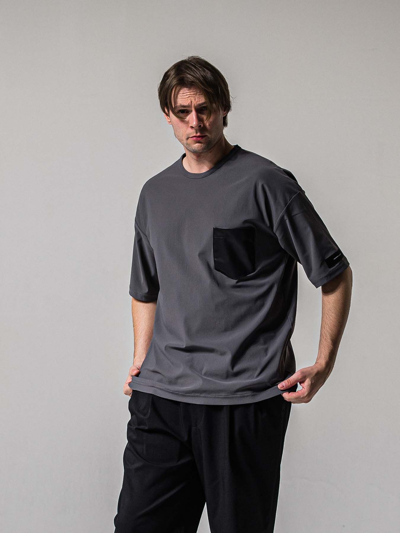 【予約品 11月16日(日) 締切】LEATER POCKET OVER NYLON T / エコレザーポケット ルーズTシャツ / グレー