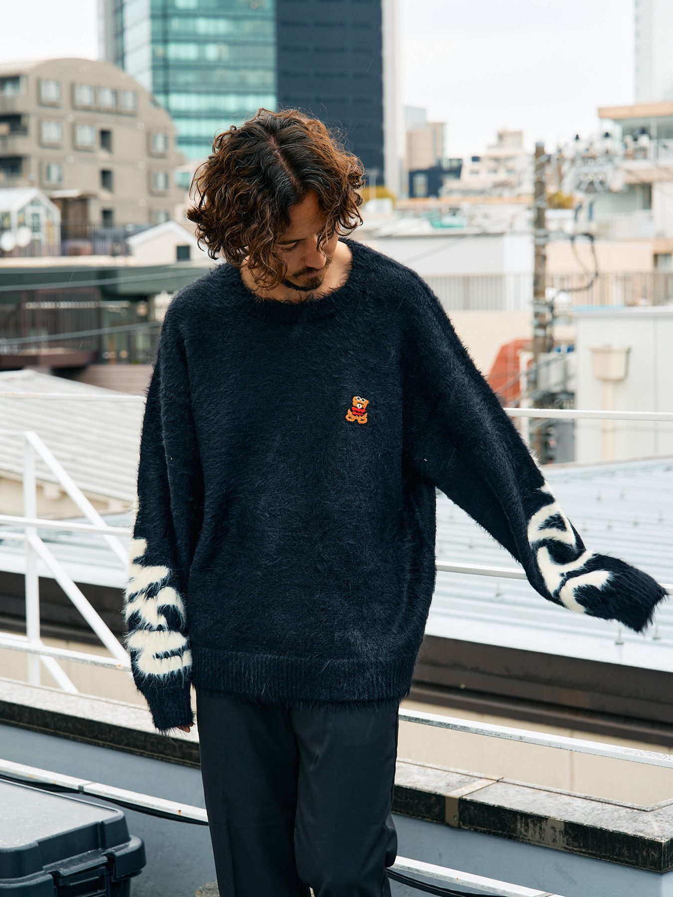 【予約品 5月8日(木) AM10時 締切】 ナイロンフェザーヤーン ビックロゴクロスインターシャシャギープルオーバー / ブラック