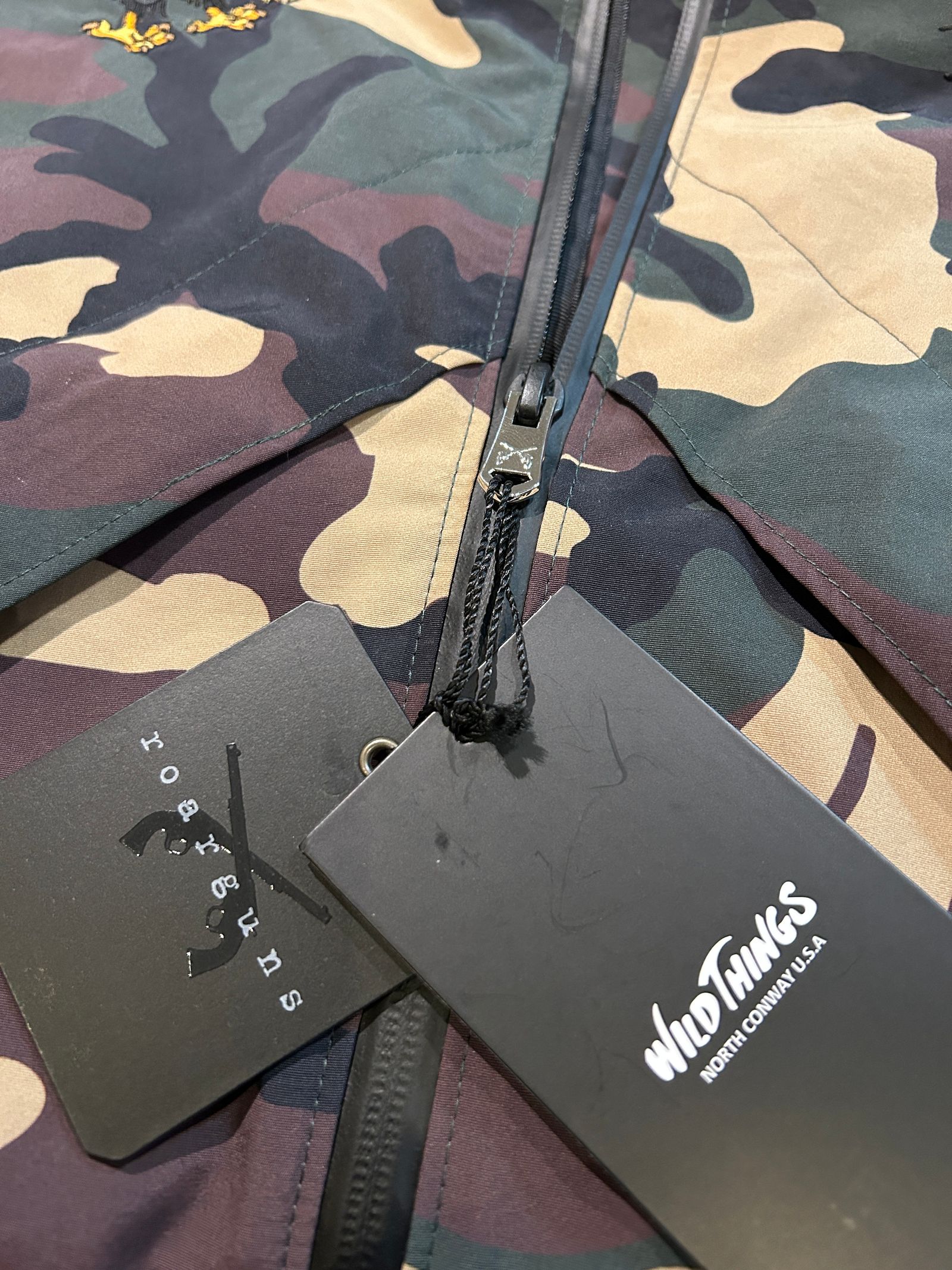 WILD THINGSコラボ - WILD THINGS CAMO EMB / ナイロンジャケット / 刺繍 カモフラージュ2025 2/12/20発売