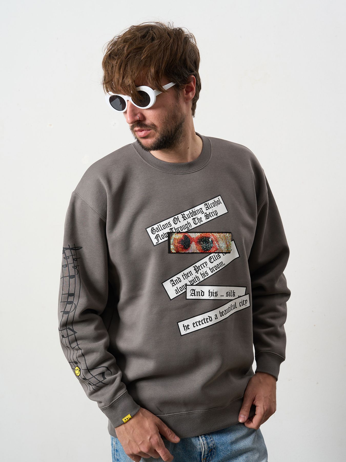 【予約品 5月8日(木) AM10時 締切】 TC裏毛起毛 リリック リボン シークインMUSICプリント スウェットシャツ / チャコールグレー