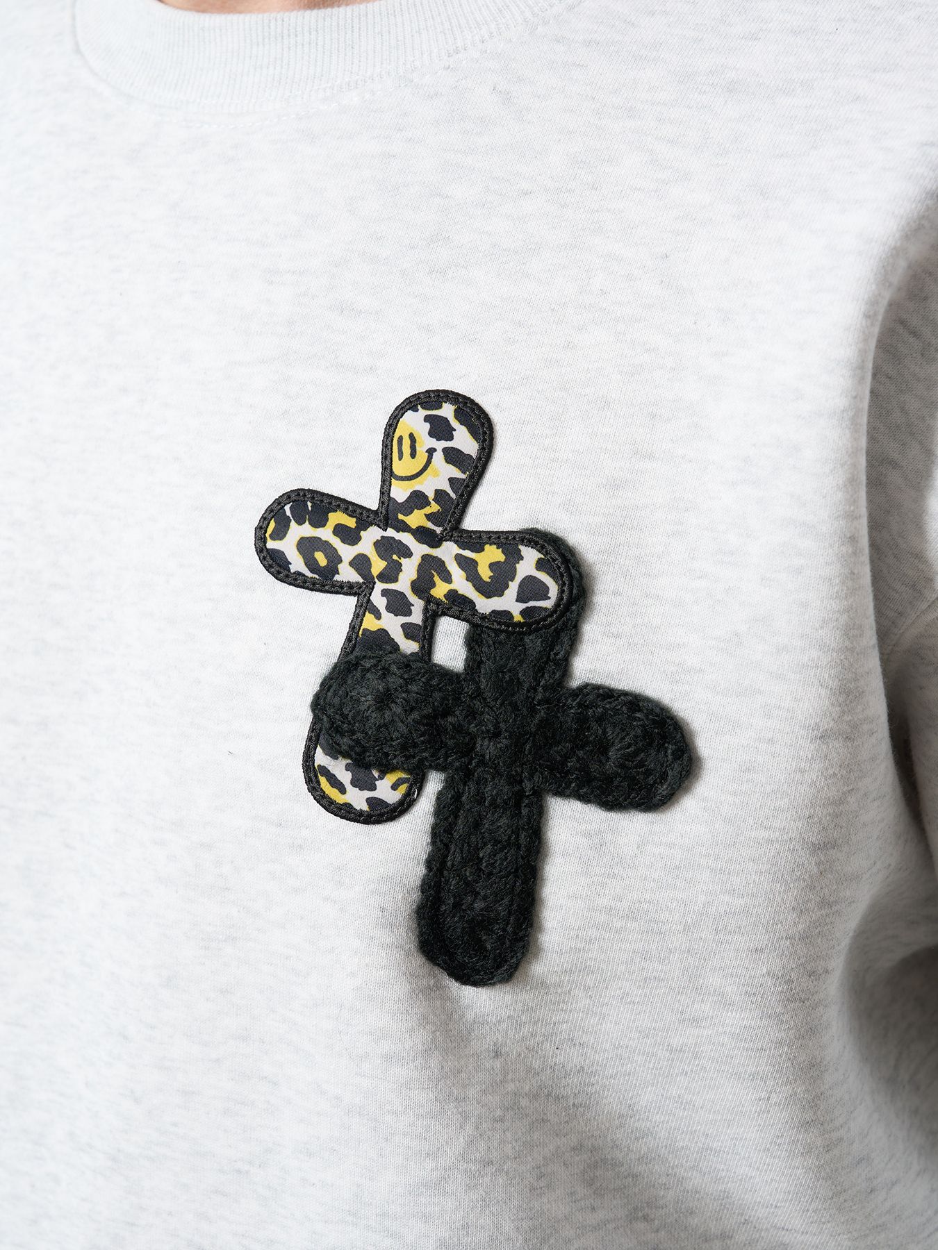 【予約品 5月8日(木) AM10時 締切】 TC裏毛起毛 ロゴクロス発泡プリント&クロスパッチワーク スウェットシャツ / アッシュ
