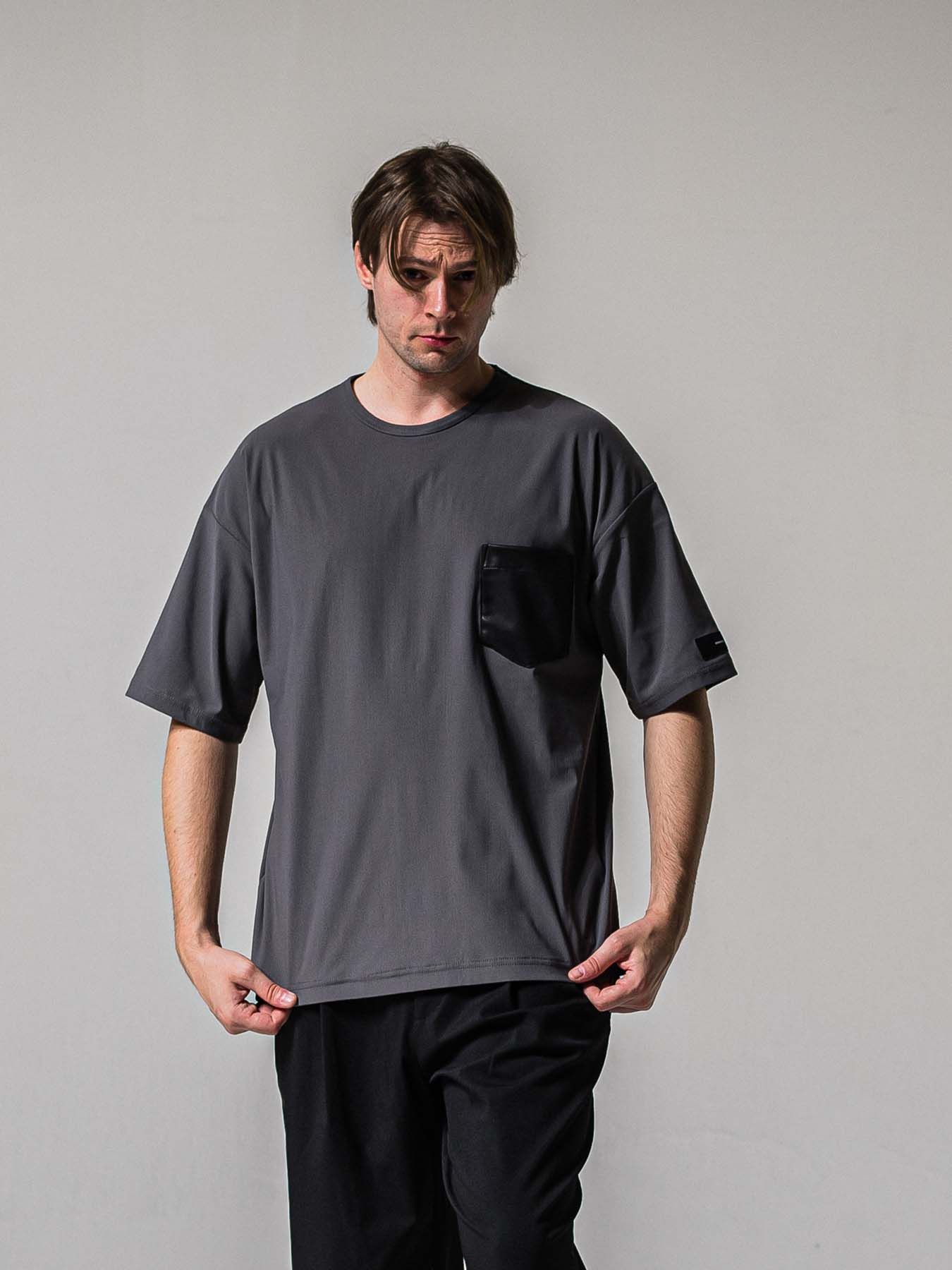 【予約品 11月16日(日) 締切】LEATER POCKET OVER NYLON T / エコレザーポケット ルーズTシャツ / グレー