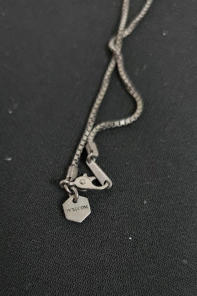 IIV CROSS PENDANT / SV.MATTE BK.SAPPHIRE