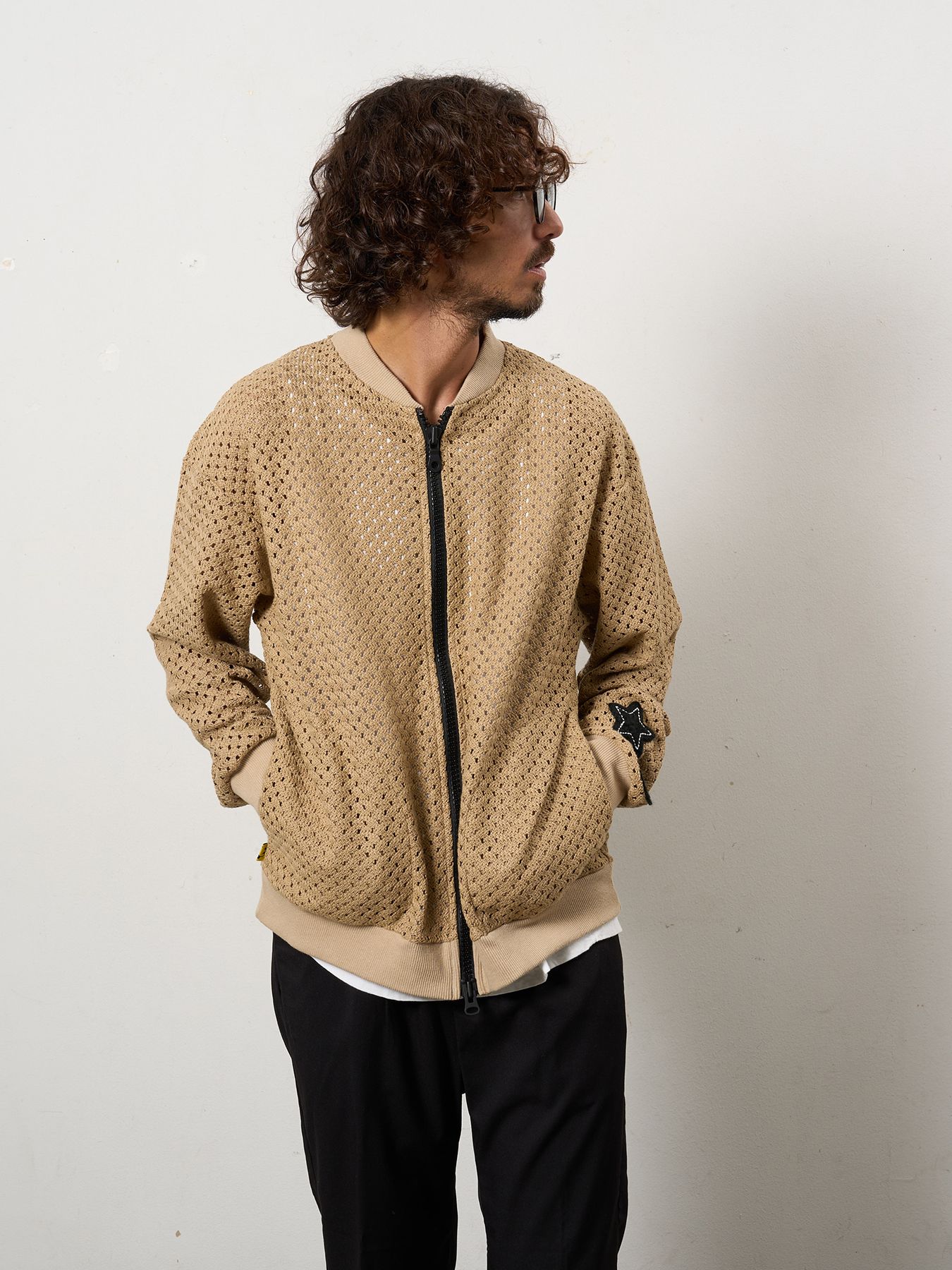 【予約品 10月16日(木) 締切】コットンラッセルメッシュ ハンドニット ワッペン ビッグジップブルゾン / ベージュ