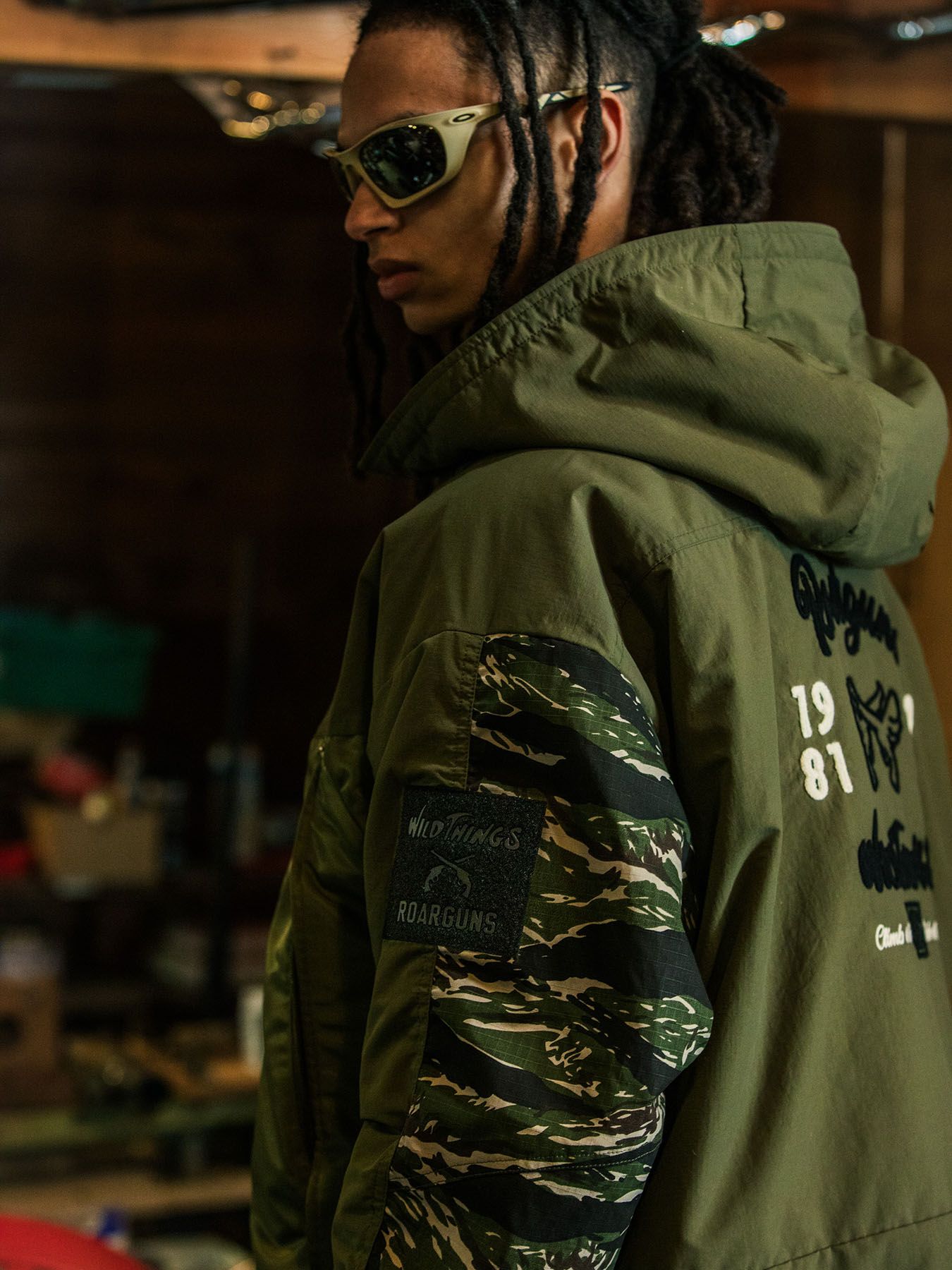 【予約品 3月9日(月) 18:00 締切】WILD THINGS コラボ - ×WILD THINGS EMB / ショートモンスターパーカー / 背中刺繍あり / カーキ