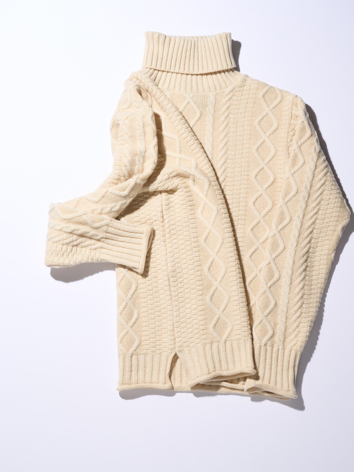 【予約品】 plating cable knit turtle / プルオーバー / ホワイト