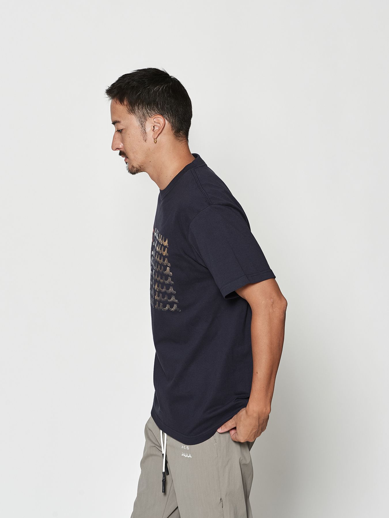 【予約品 10月9日(木) 締切】muta Foil Print Wave Logo Tee / Tシャツ / ネイビー【Acanthus × muta MARINE】
