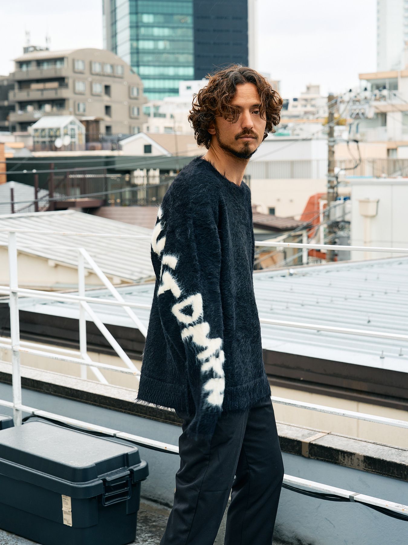 【予約品 5月8日(木) AM10時 締切】 ナイロンフェザーヤーン ビックロゴクロスインターシャシャギープルオーバー / ブラック