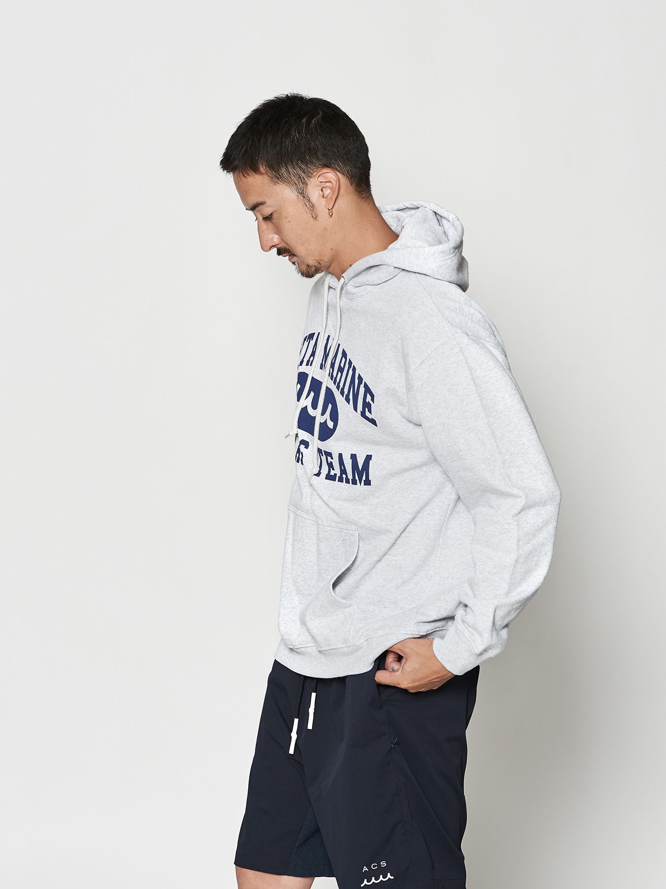 【予約品 10月9日(木) 締切】muta College Logo Hooded Sweatshirt / パーカー / アッシュグレー【Acanthus × muta MARINE】