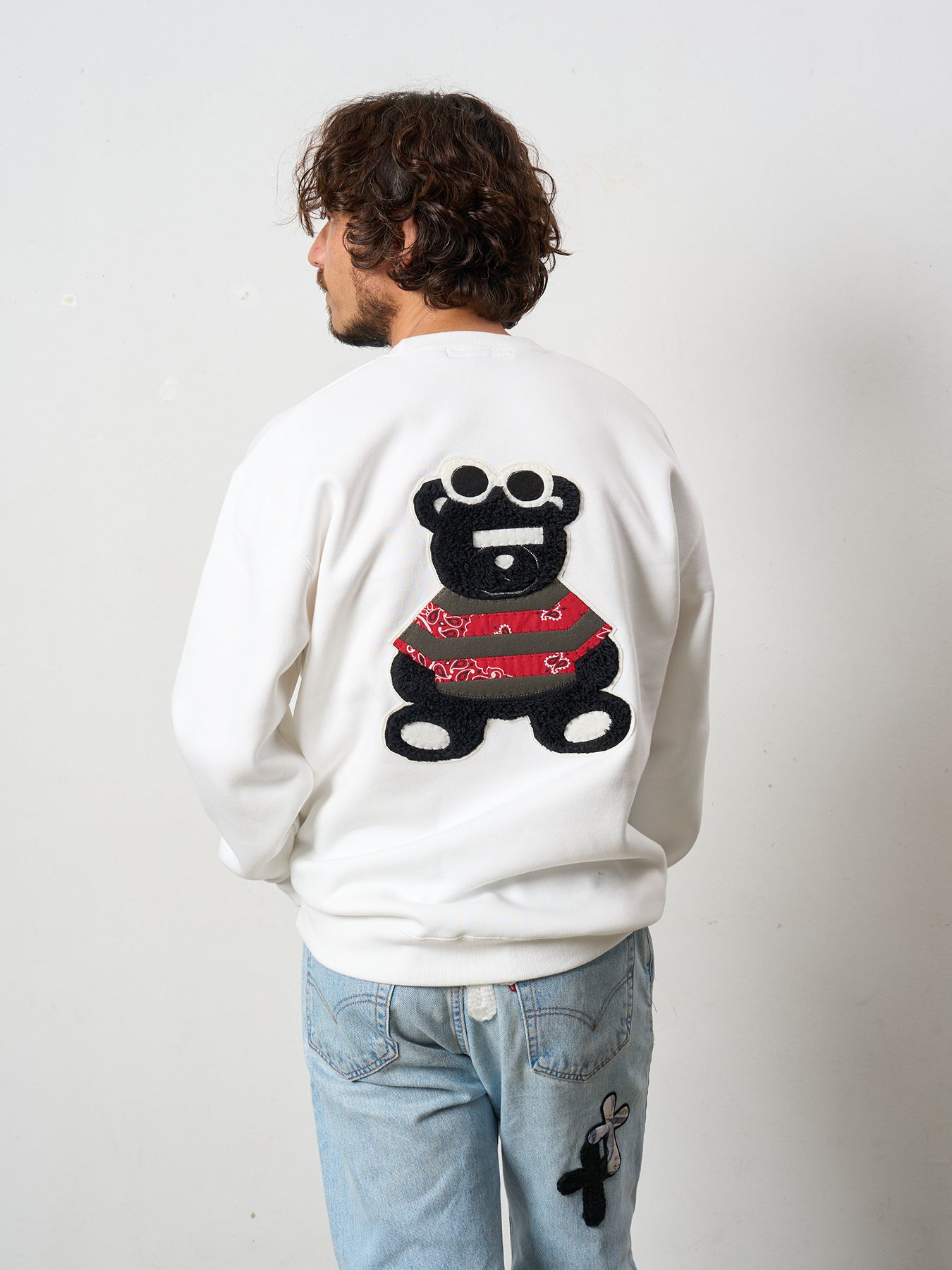 【予約品 5月8日(木) AM10時 締切】 TC裏毛起毛 リリックプリント&カートベアボアパッチワーク スウェットシャツ / ホワイト