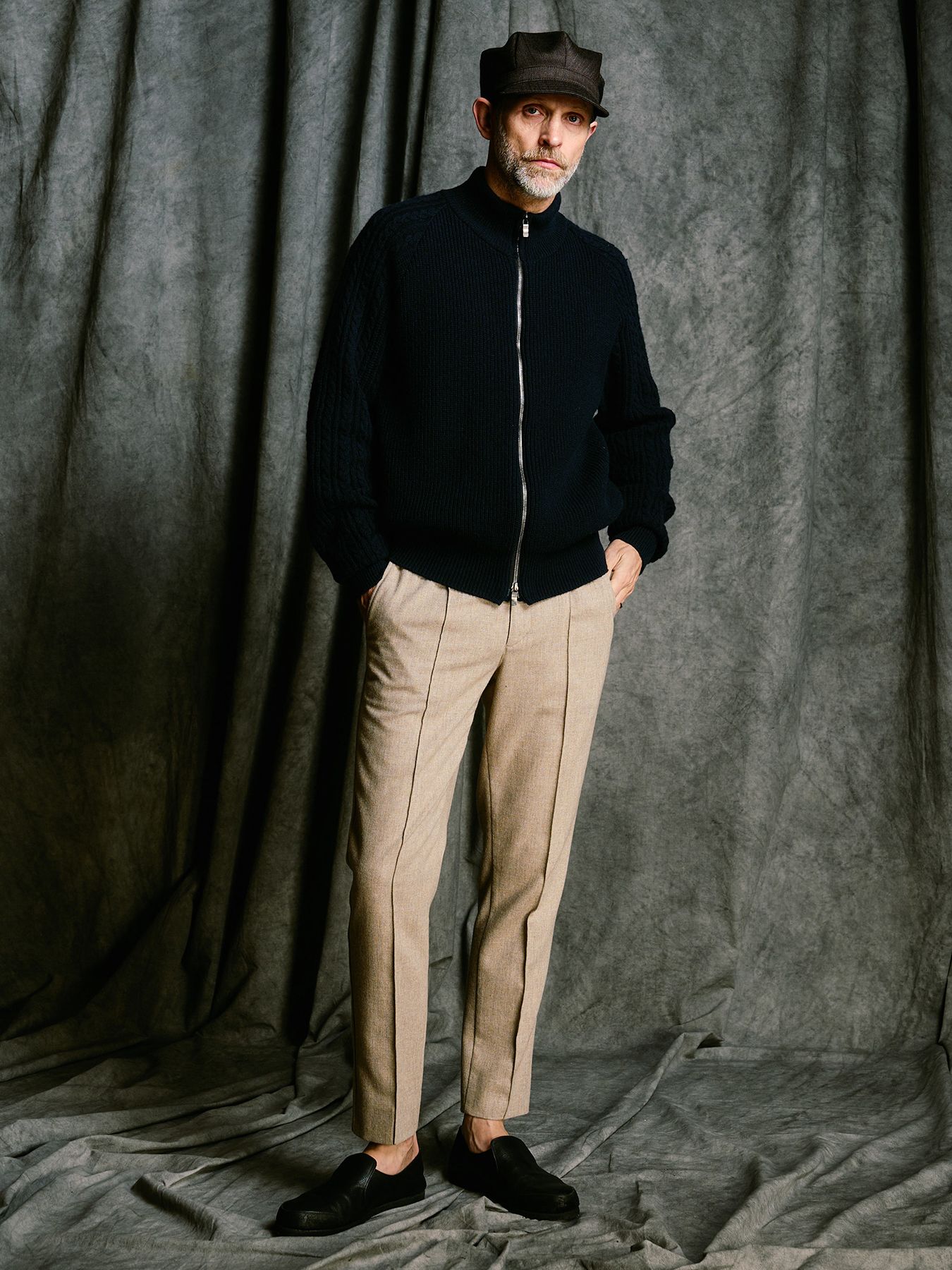 【予約品 4月19日(日) 18時締切】comfort pin-tuck slim slacks / コンフォート ピンタック スリムスラックス / ネイビー