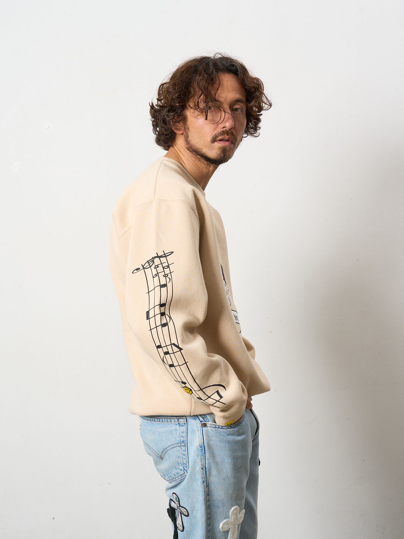 【予約品 5月8日(木) AM10時 締切】 TC裏毛起毛 リリック リボン シークインMUSICプリント スウェットシャツ / ベージュ