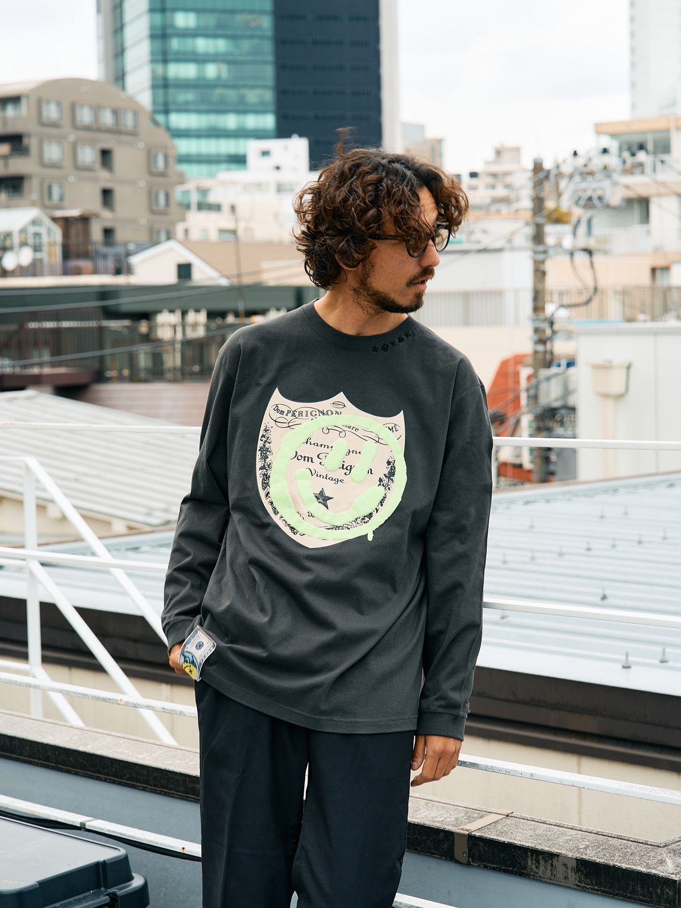 【予約品 5月8日(木) AM10時 締切】 5.6ozコットン天竺 ラベルスマイル発泡プリントLS Tシャツ / ダークグレー