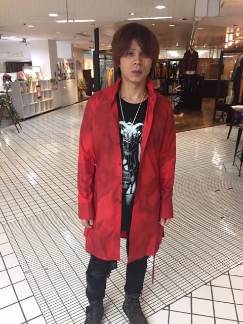 流行のロングシャツコートもインパクトで勝負