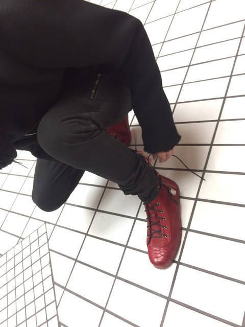 赤のレザースニーカーを引き立てるコーデ