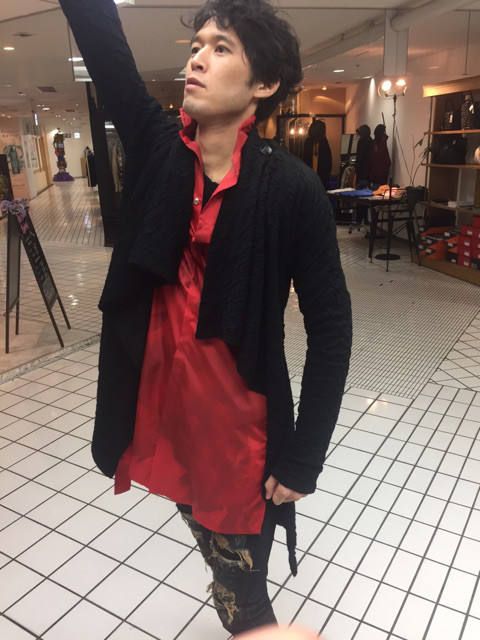 テンションを上げてくれる赤のロングシャツ
