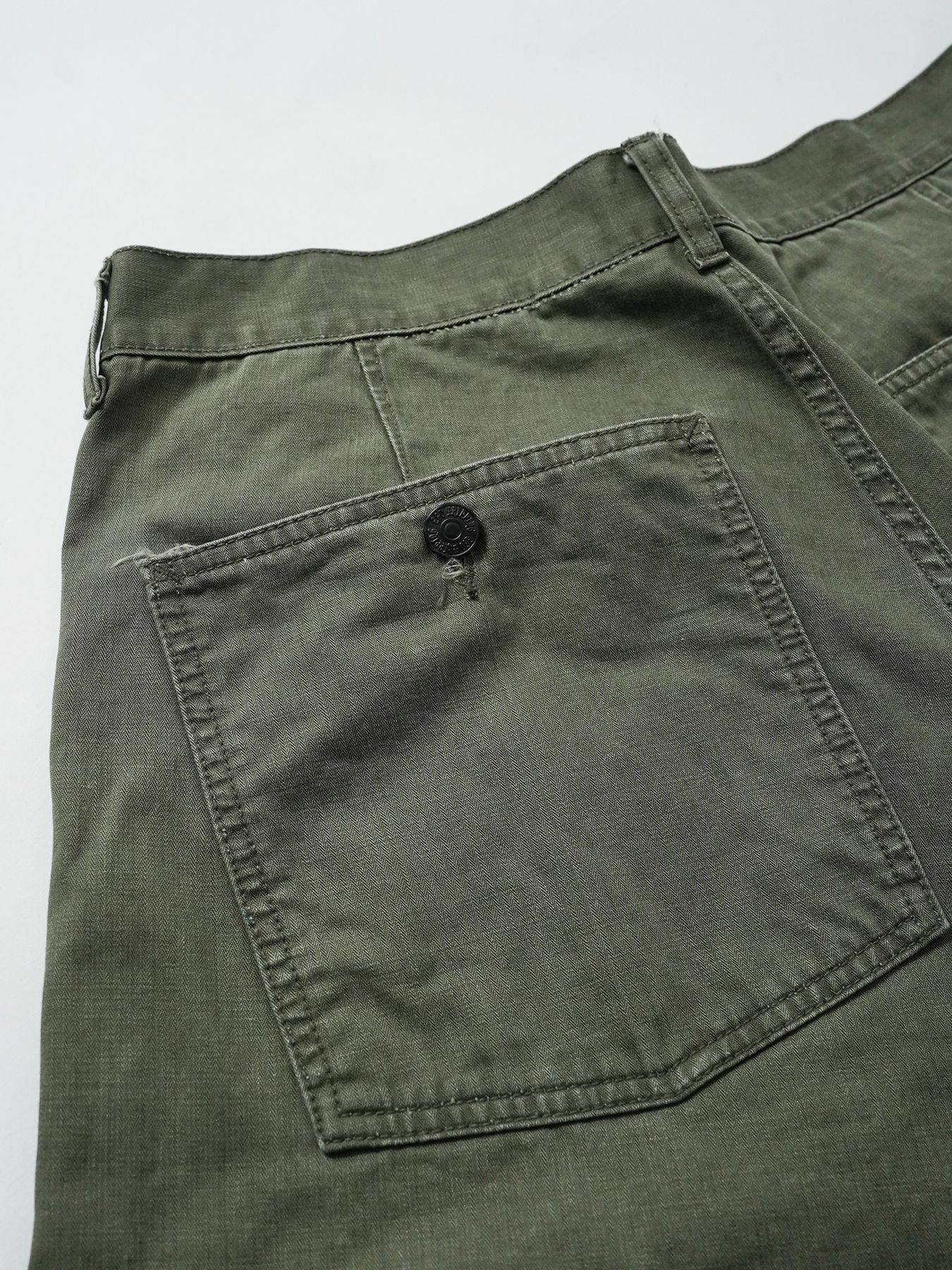 【予約品 5月6日(水) 締切】USN-MIRITARYHERRINGBONE aged / ユーズド加工 ミリタリーパンツ / カーキ