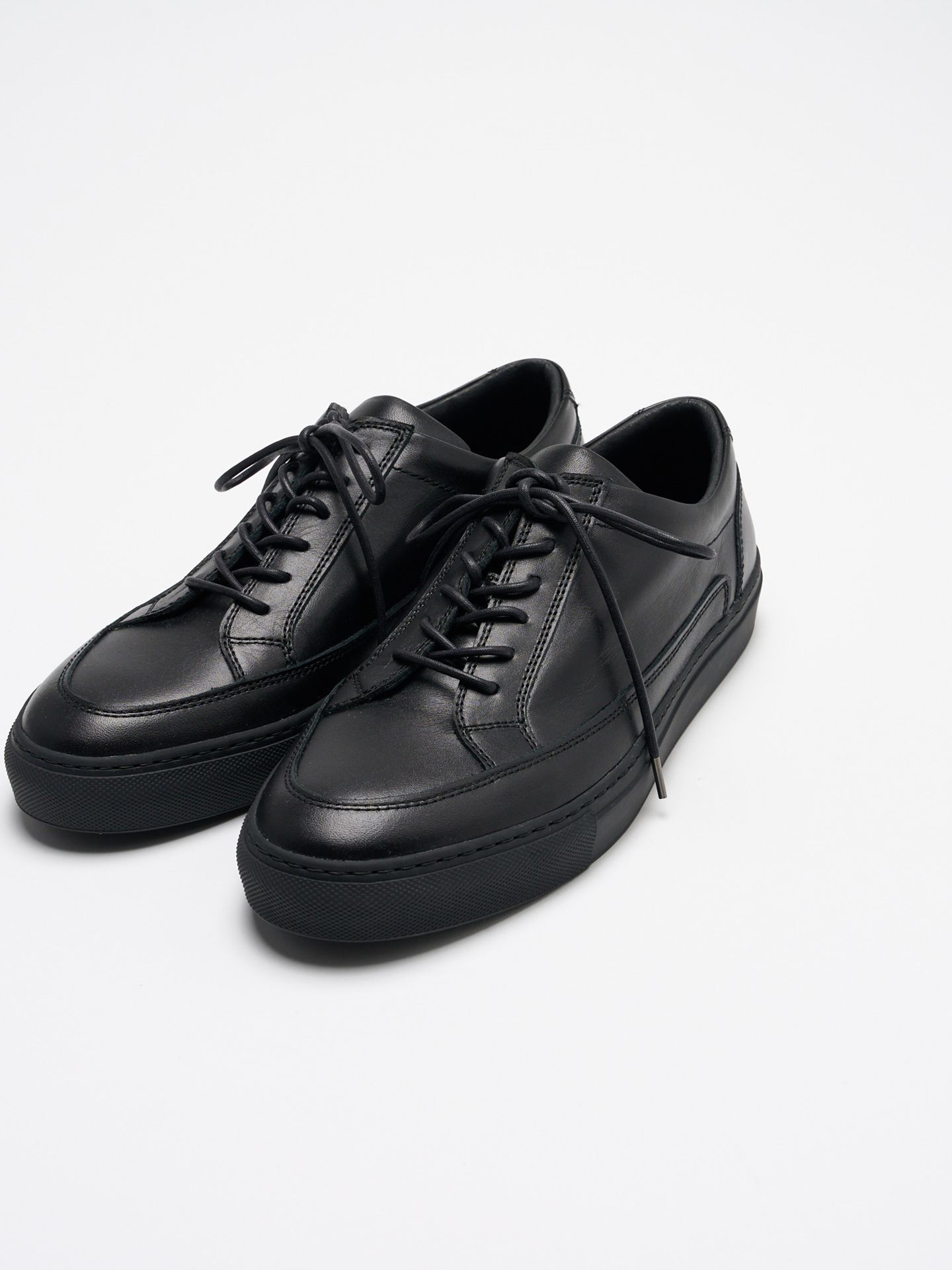 【予約品9月19日 10時締め】 low cut leather sneaker / レザースニーカー / ブラック