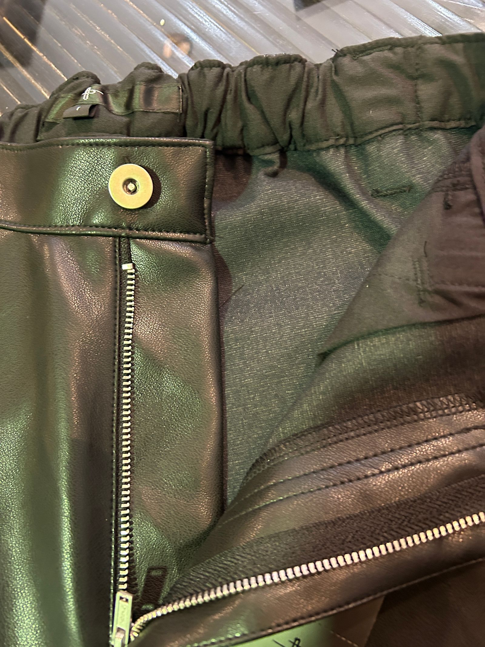 シンセティックレザーZIPフレアパンツ / ブラック【NOID.】