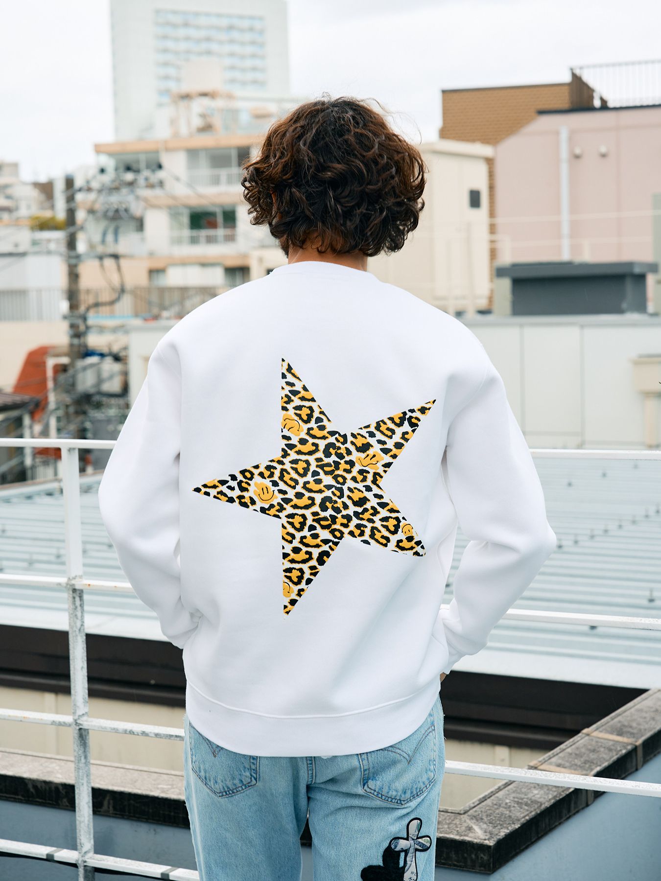 【予約品 5月8日(木) AM10時 締切】 TC裏毛起毛 レオパードスター発泡プリント&マルチパッチワーク スウェットシャツ / ホワイト