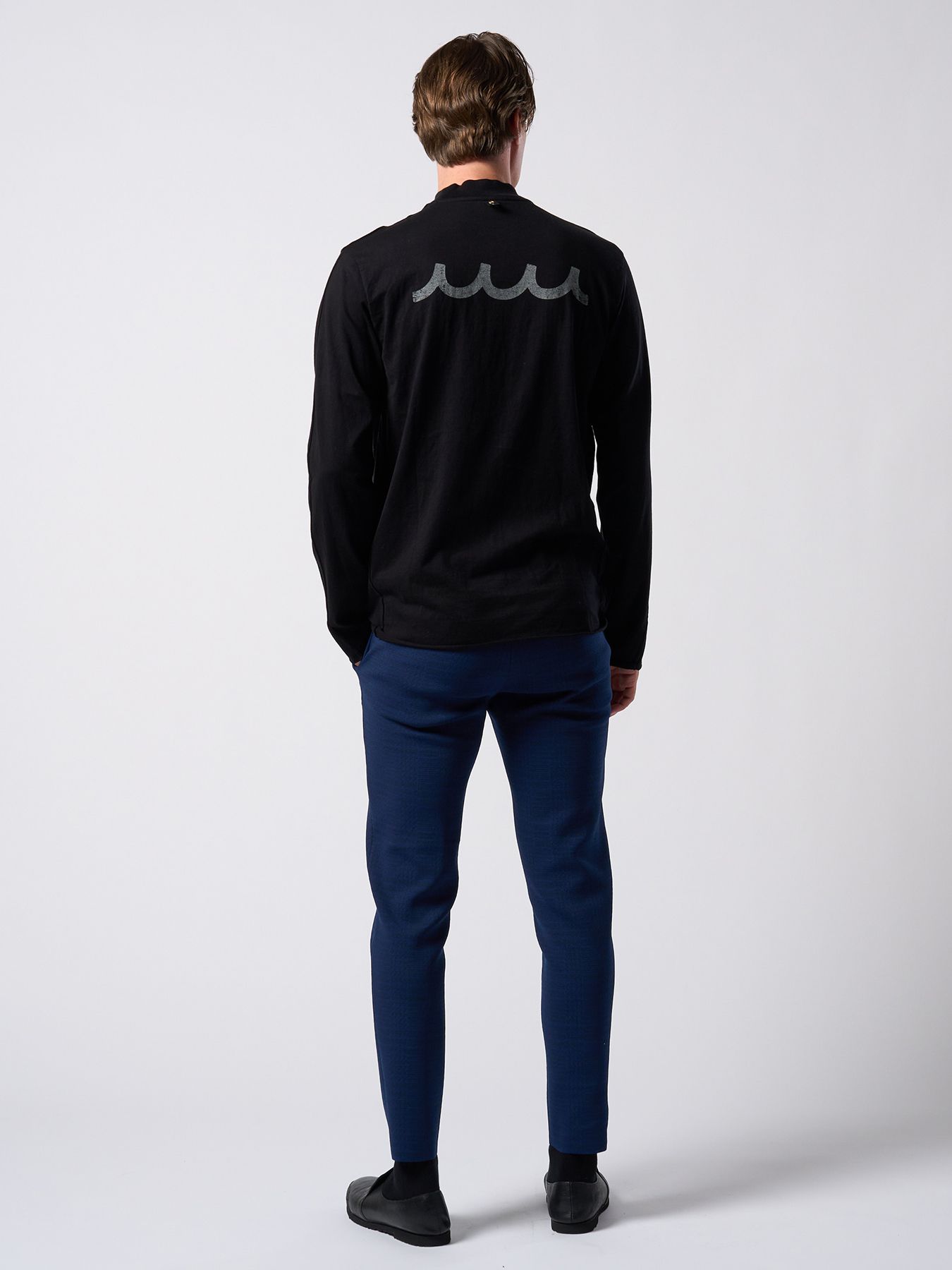 【予約品】muta × wjk collection：cut-off mock-neck L-S(printed) / モックネックロングスリーブカットソー / ディープブラック