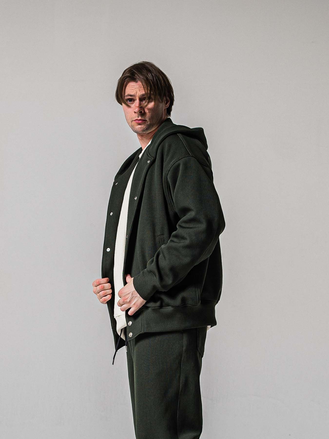 【予約品 11月16日(日) 締切】AZE VARSITY HOODIE / 畔編みニット フード付きスタジャン / カーキ