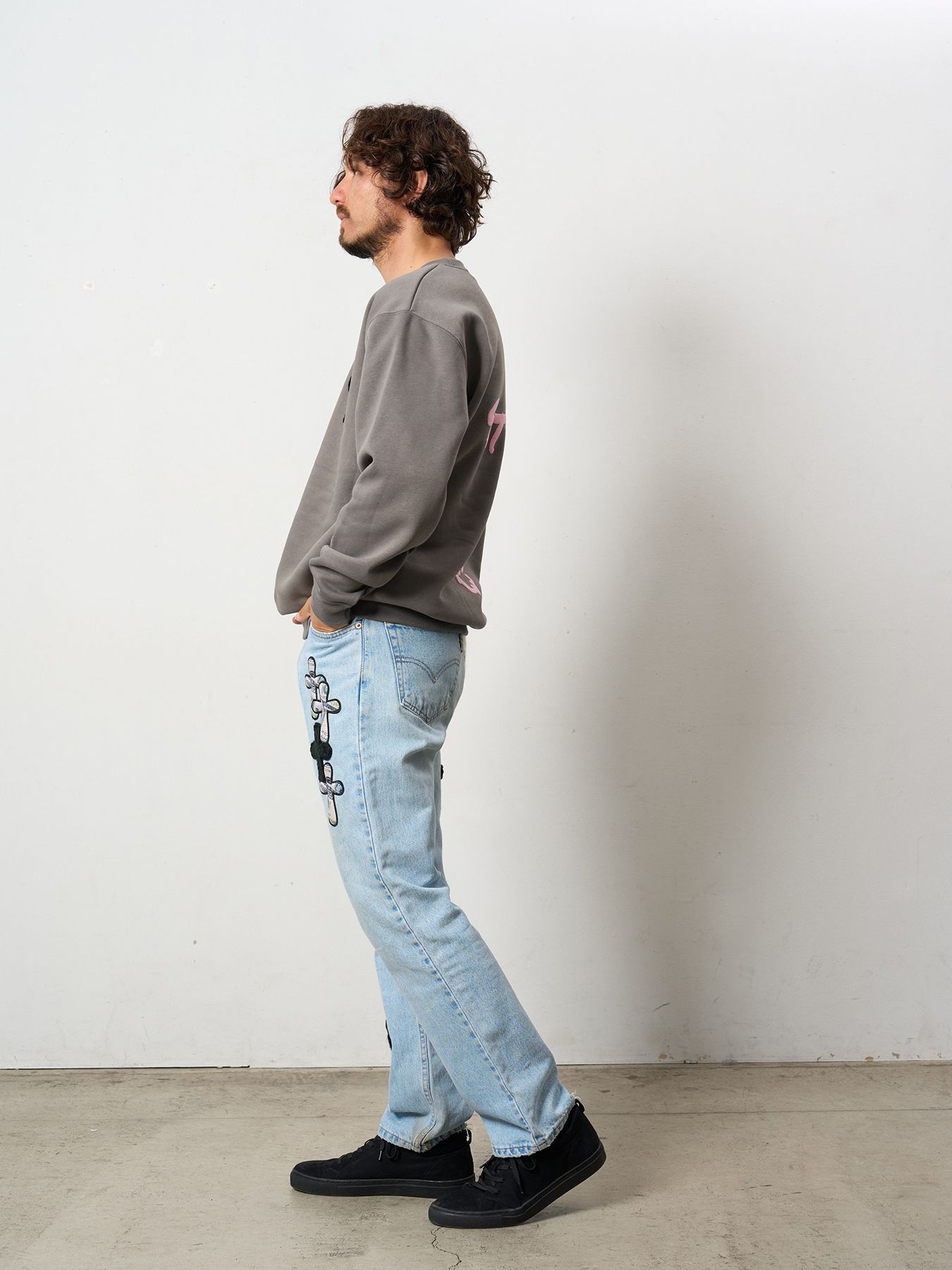 【予約品 5月8日(木) AM10時 締切】 TC裏毛起毛 ロゴクロス発泡プリント&クロスパッチワーク スウェットシャツ / チャコールグレー