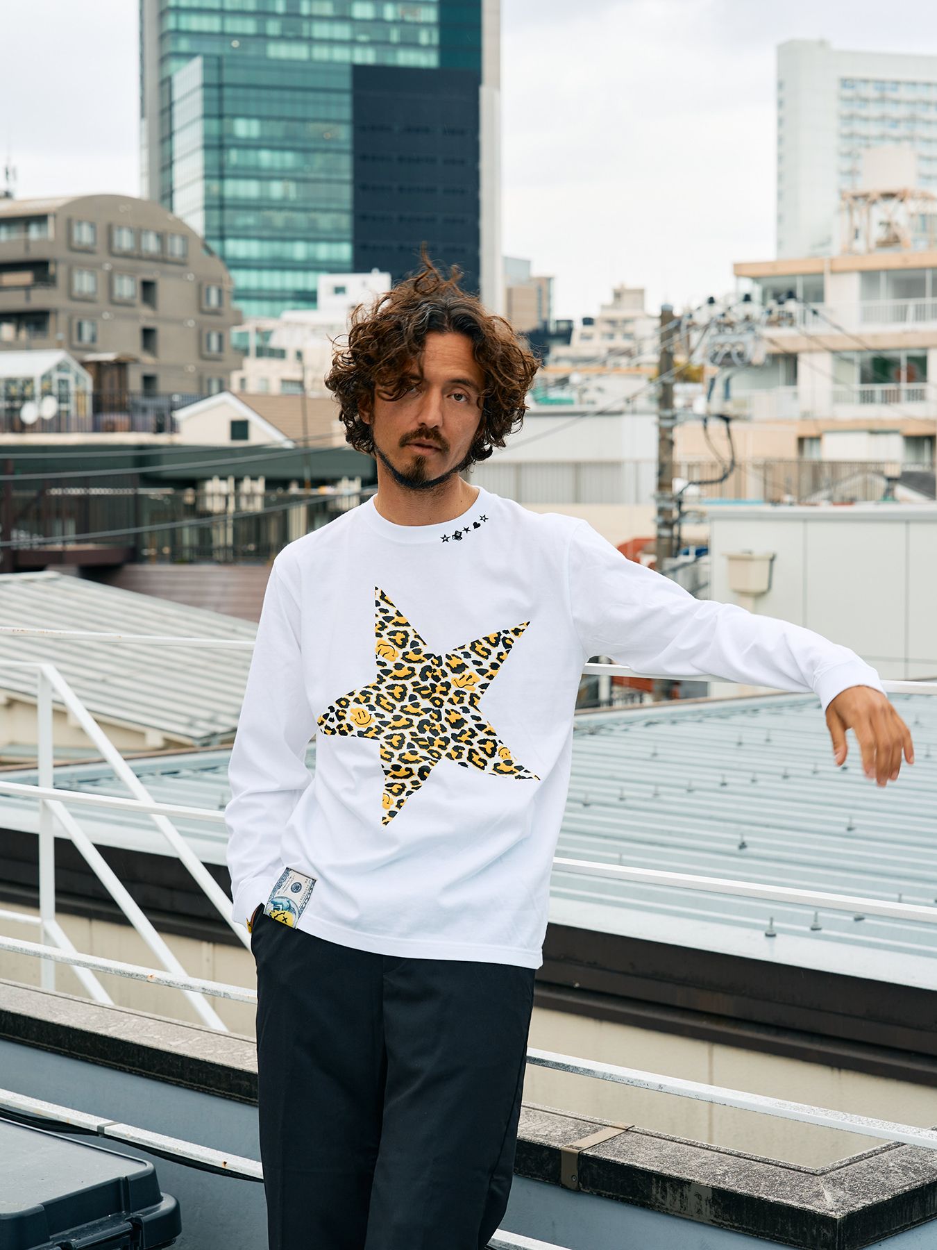 【予約品 5月8日(木) AM10時 締切】 5.6ozコットン天竺 レオパードスタースマイル発泡プリント LS Tシャツ / ホワイト