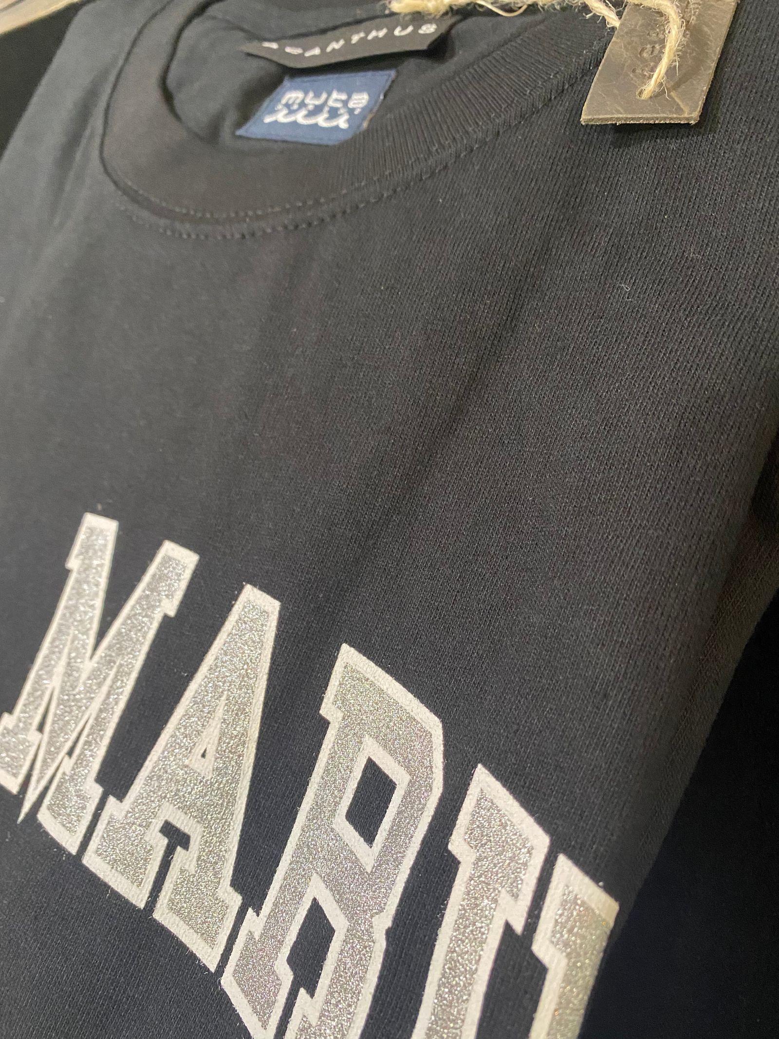 muta College Logo Tee /  ブラック  【Acanthus×muta】