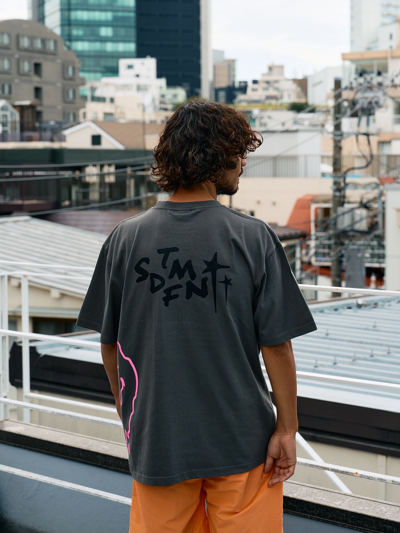 【予約品 10月16日(木) 締切】5.6ozコットン天竺 クレジットシークイン&ドリップスマイル SSシャツ / ダークグレー