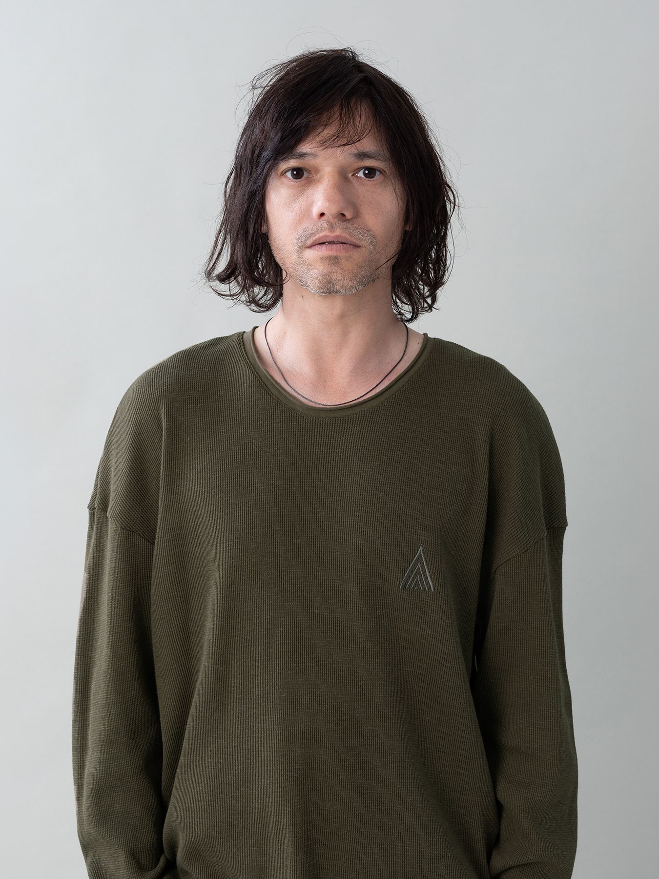 【予約品 5月27日(水) 締切】WOOLTHERMAL-TEE embroidery / アイコン刺繍 ローリングネックTシャツ / オリーブ
