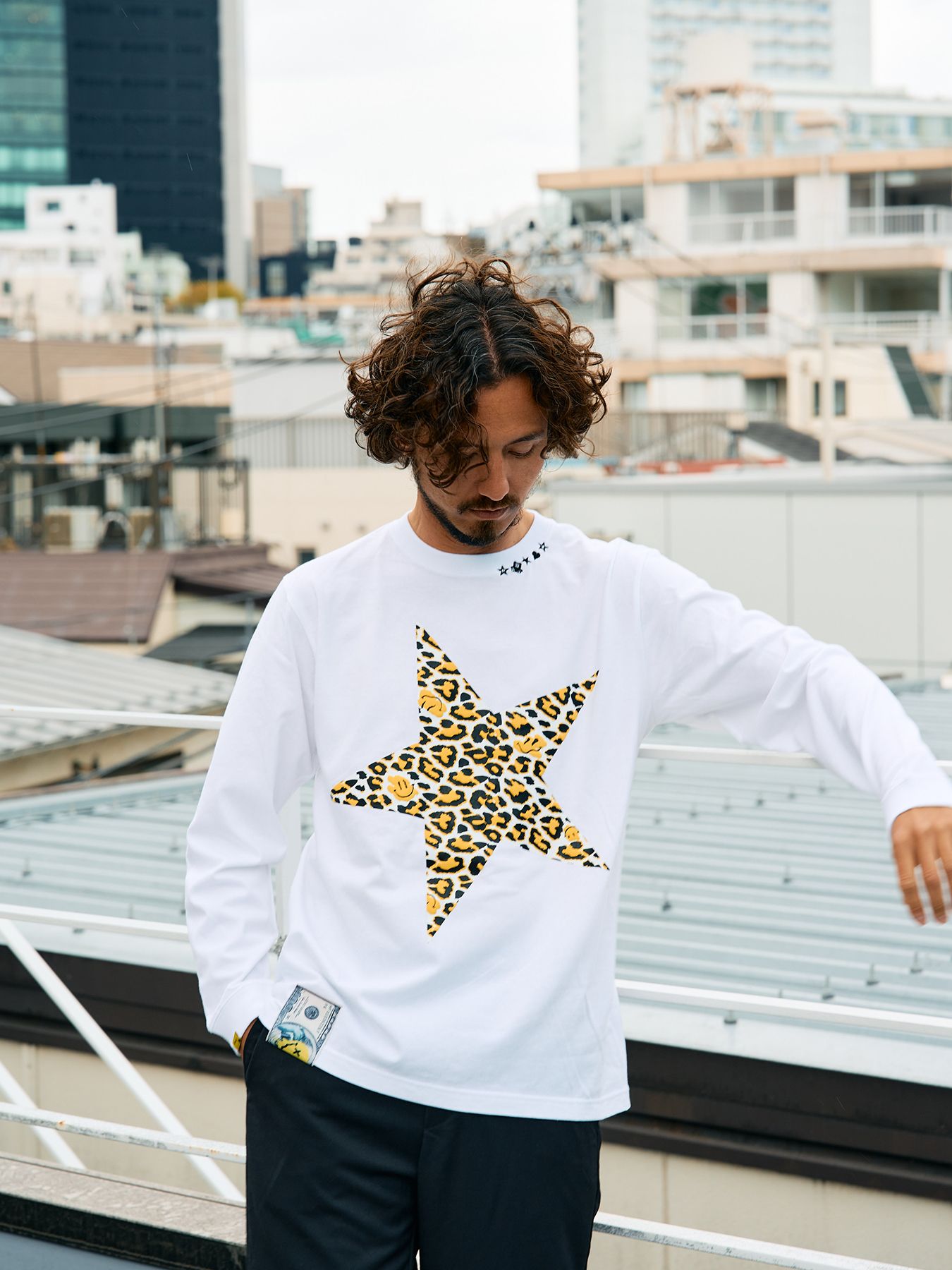【予約品 5月8日(木) AM10時 締切】 5.6ozコットン天竺 レオパードスタースマイル発泡プリント LS Tシャツ / ホワイト