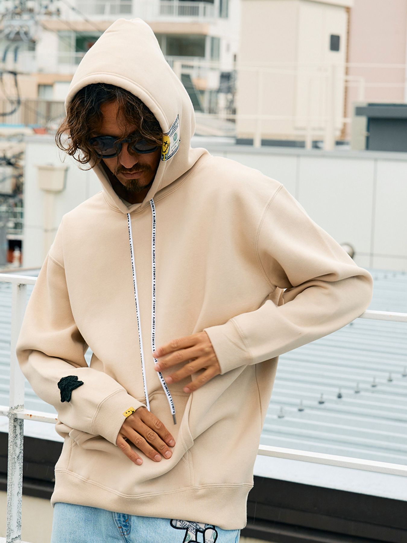 【予約品 5月8日(木) AM10時 締切】 TC裏毛起毛 ラベル&スマイル発泡プリントマルチパッチワーク プルパーカー / ベージュ