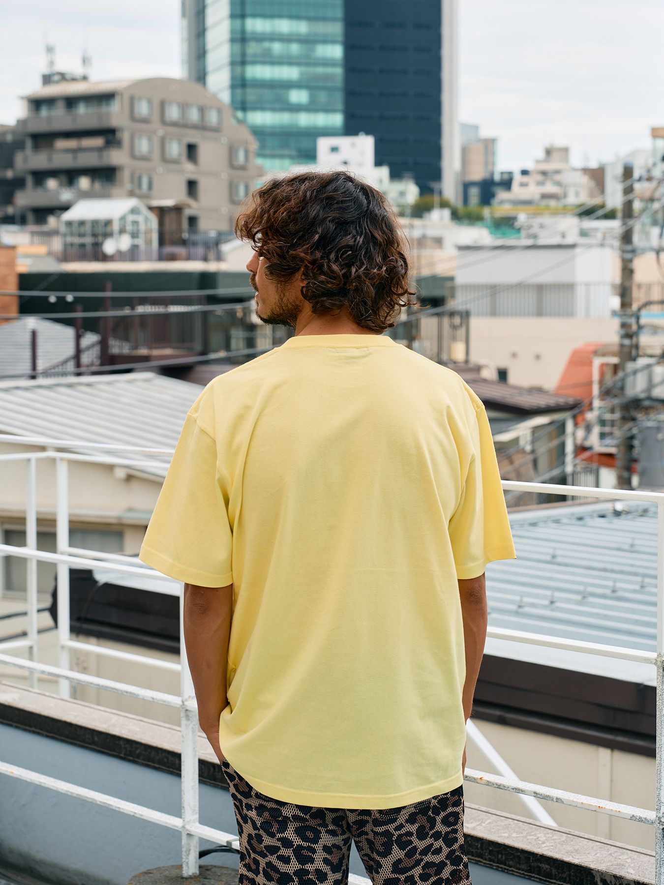 【予約品 10月16日(木) 締切】5.6ozコットン天竺 YOU'RE ON STONEDシークイン SSシャツ / イエロー