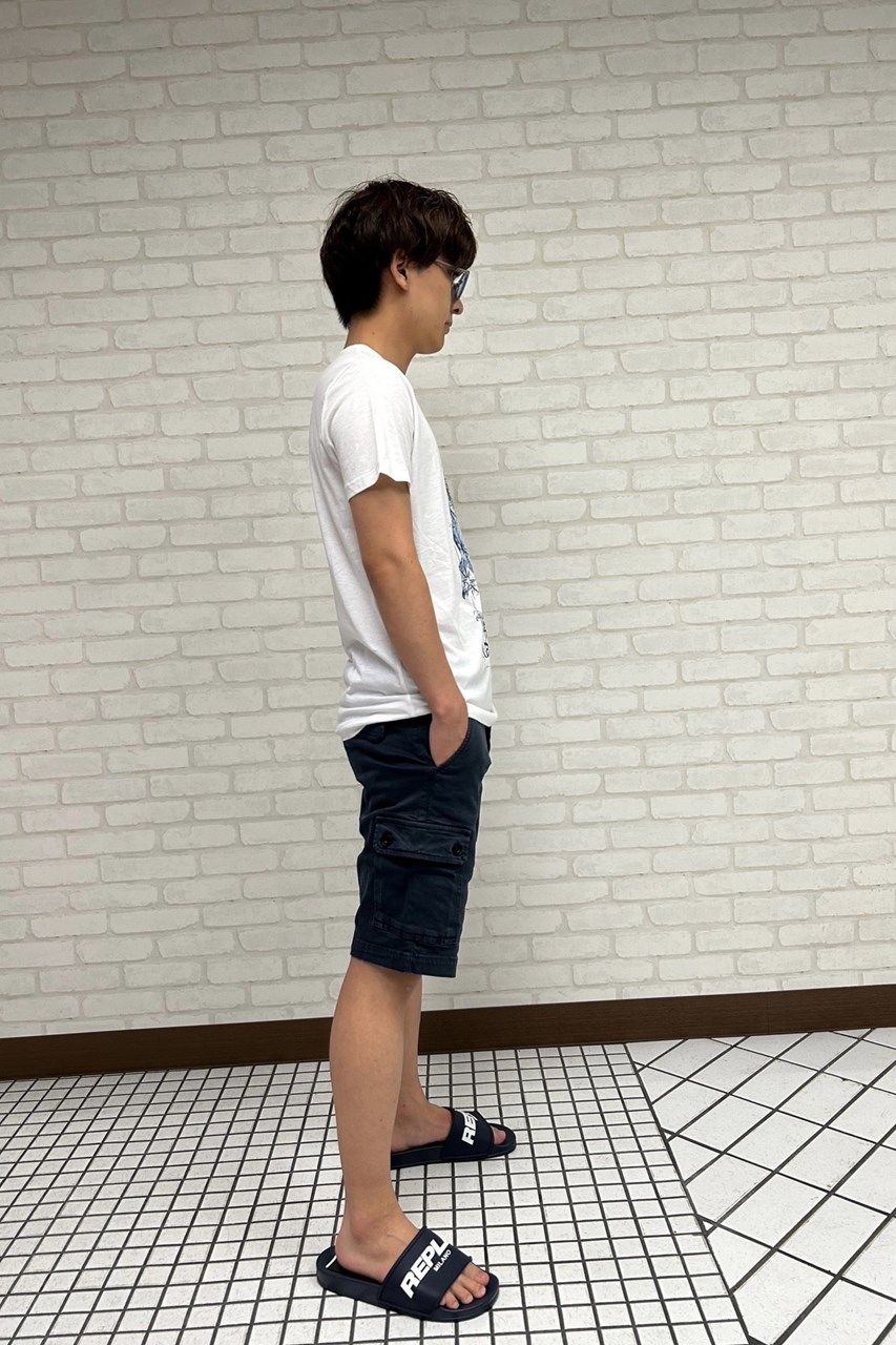 刺繍Teeにグレースラックス。 上半身カジュアル、下半身きれいめ