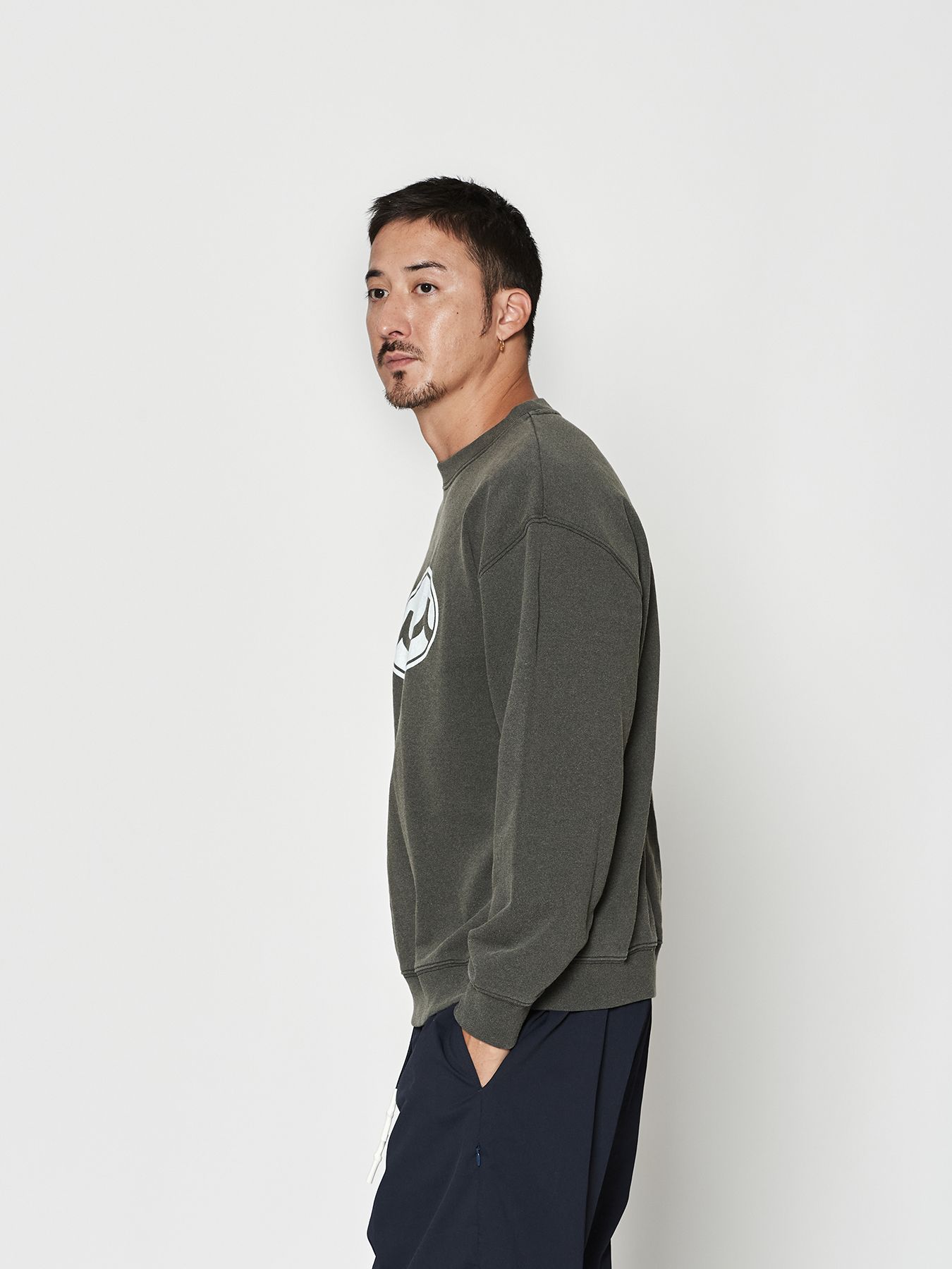 【予約品 10月9日(木) 締切】muta Aging Circle Logo Crewneck / スウェット / ブラック【Acanthus × muta MARINE】