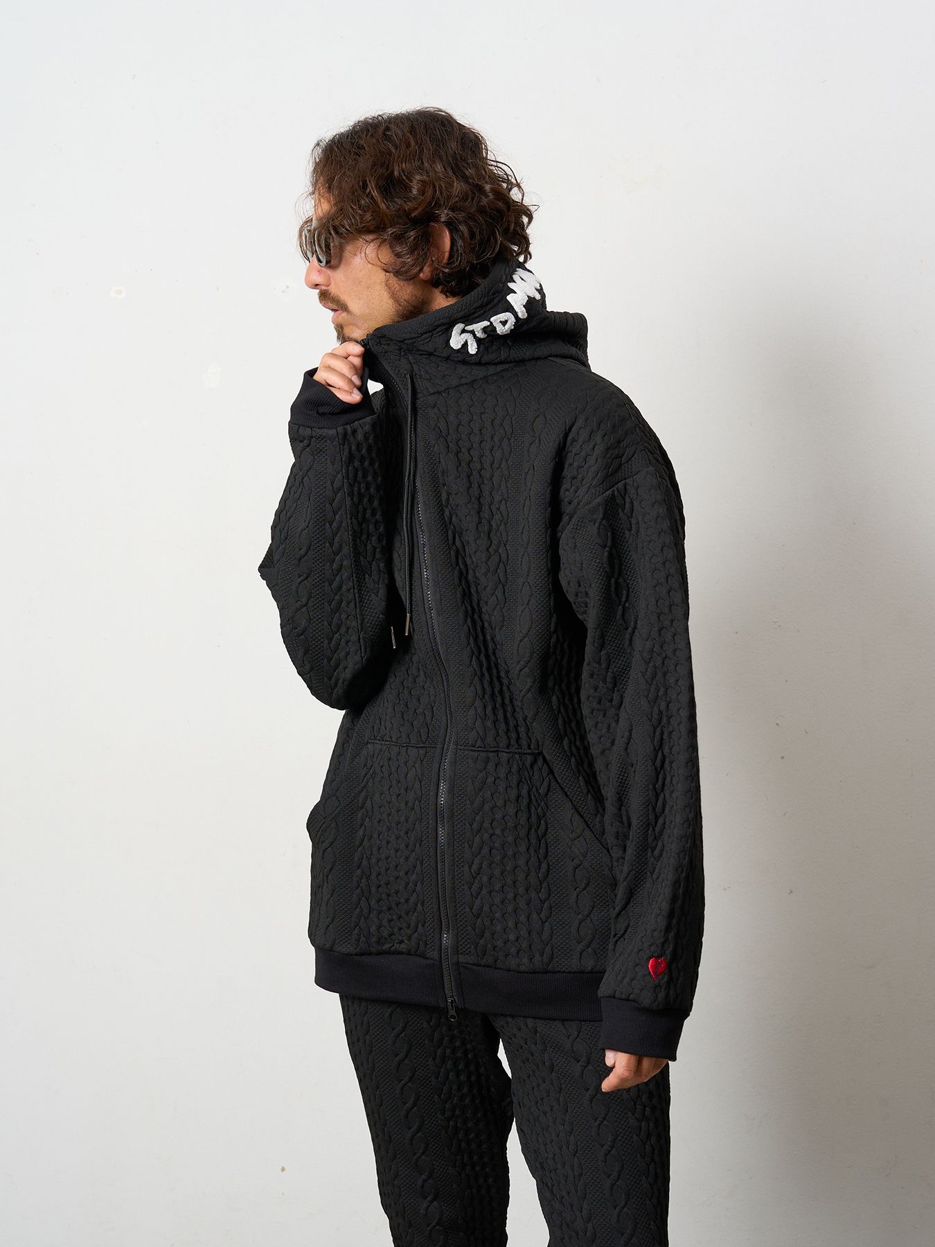 【予約品 5月8日(木) AM10時 締切】  ケーブルジャガードダブルフェイス サガラ刺繍ジップパーカー / ブラック