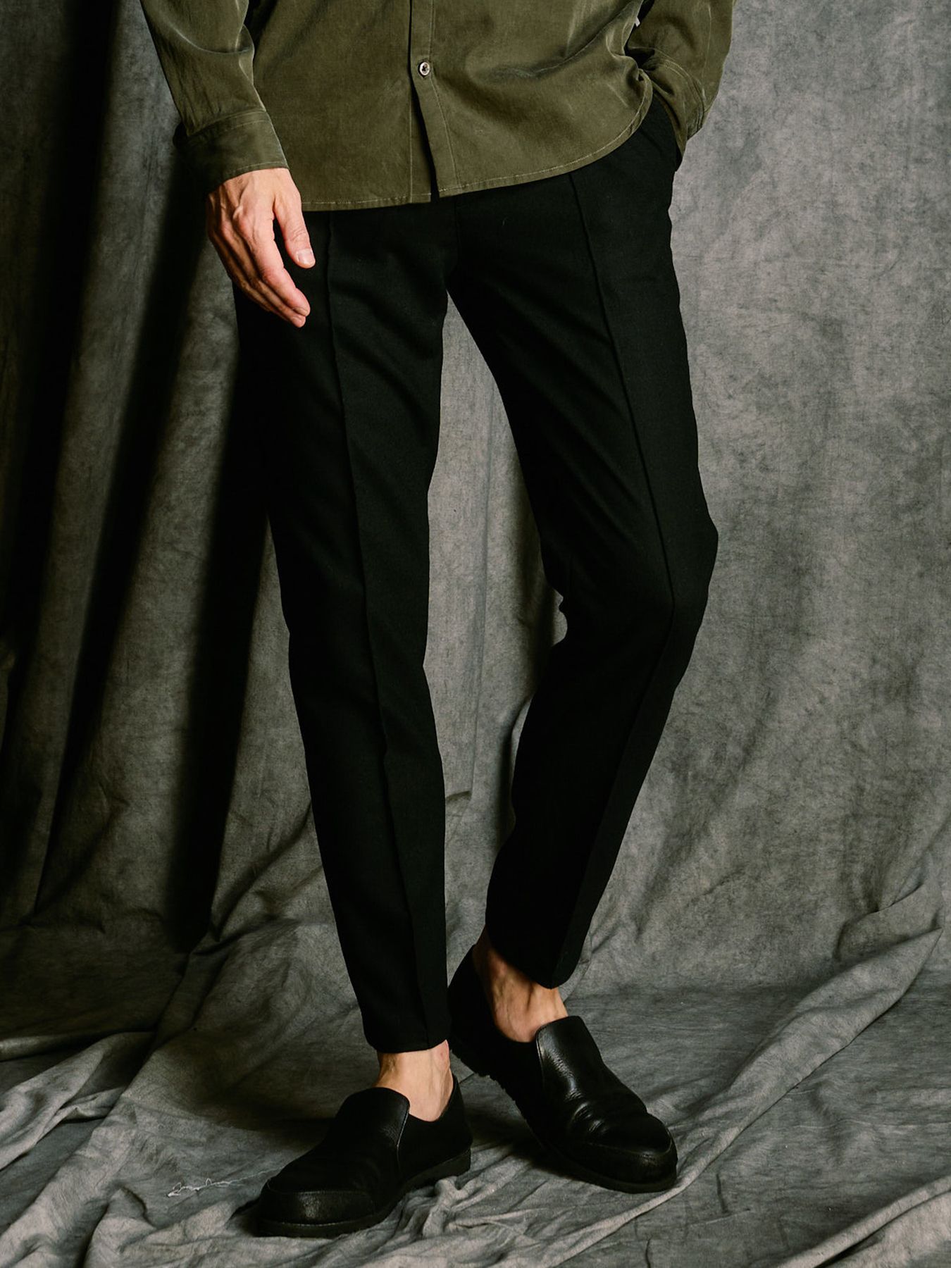 【予約品 4月19日(日) 18時締切】comfort pin-tuck slim slacks / コンフォート ピンタック スリムスラックス / ブラック