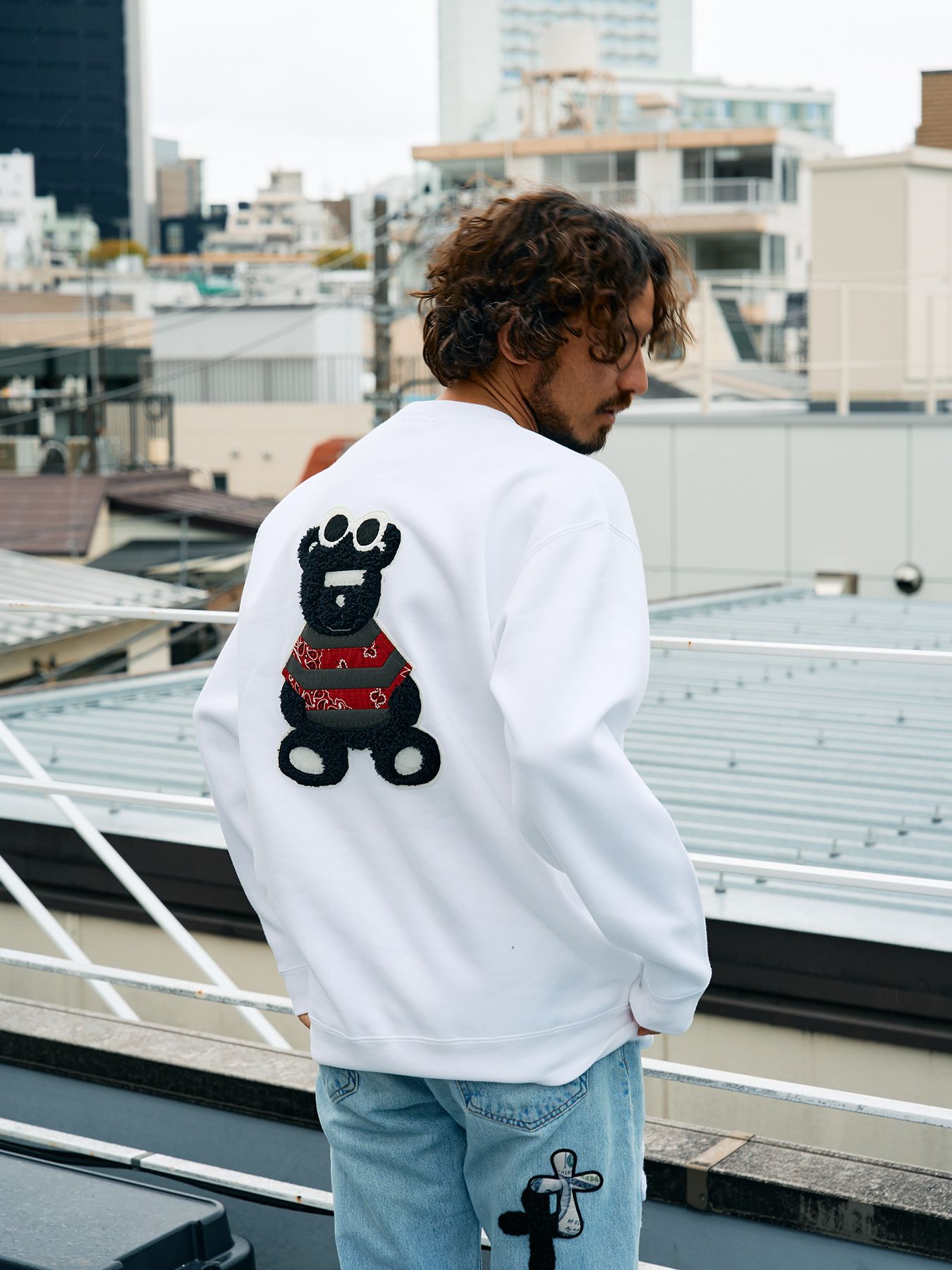 【予約品 5月8日(木) AM10時 締切】 TC裏毛起毛 リリックプリント&カートベアボアパッチワーク スウェットシャツ / ホワイト
