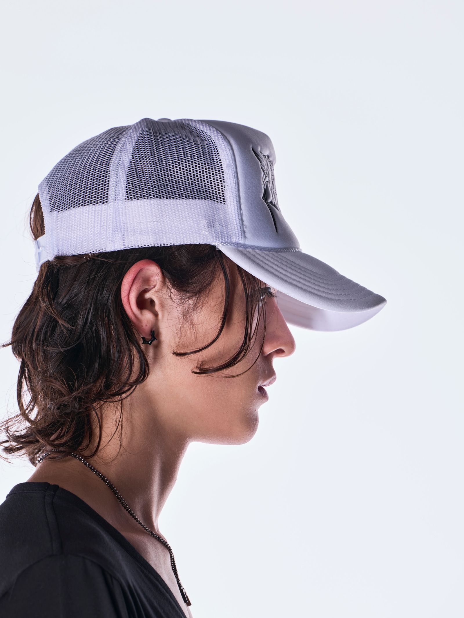 【予約品 6月29日(月) 締切】Mesh Cap / メッシュキャップ / ホワイト×ブラック刺繍