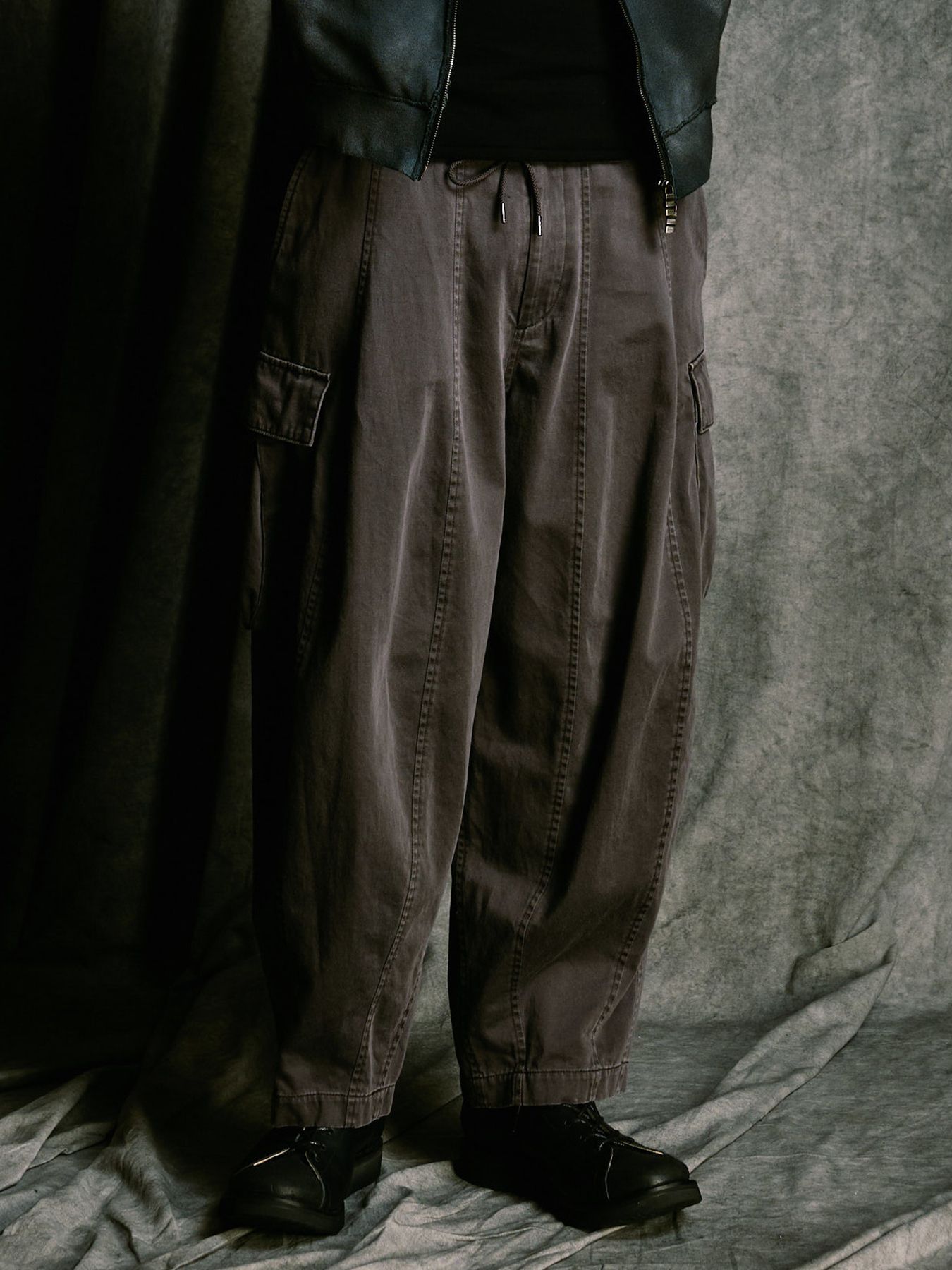 【予約品 4月19日(日) 18時締切】sulfur dyed light easy cargo / 硫化染め ライトイージーカーゴパンツ / フェードチャコール